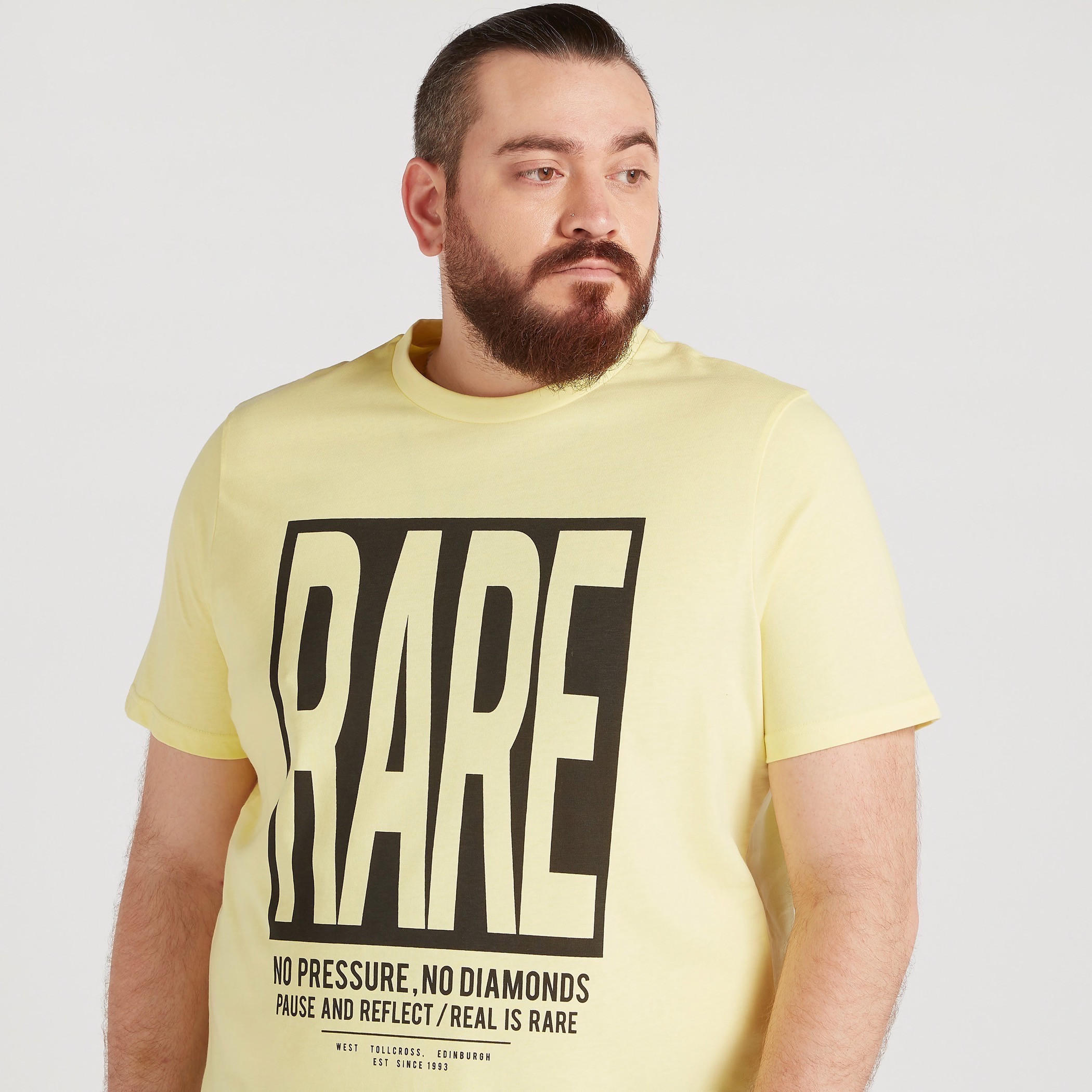 تيشيرت بياقة ضيّقة وأكمام قصيرة وطبعات تايبوجرافيك-men-clothing-tshirtsandpolos-tshirts-image-3