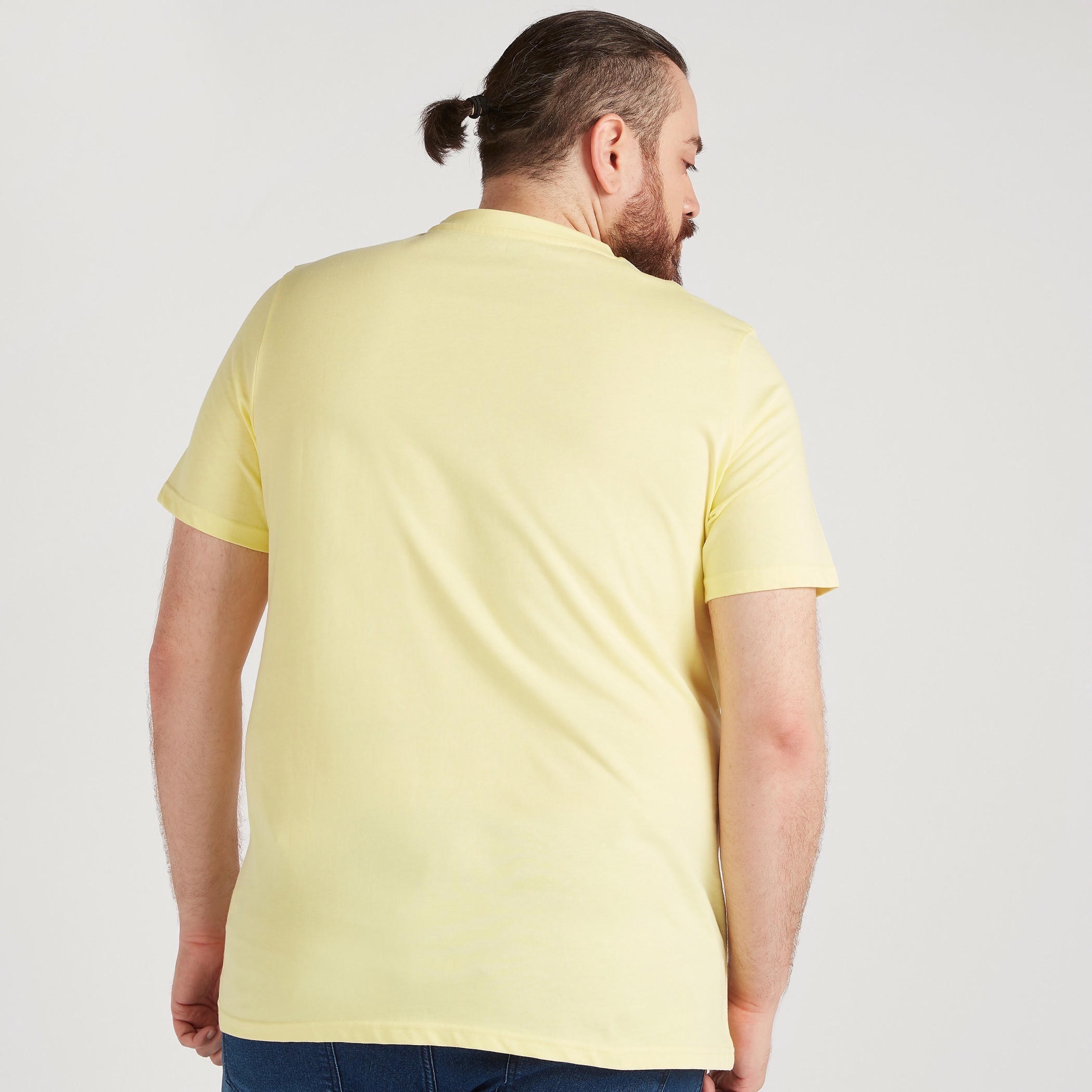 تيشيرت بياقة ضيّقة وأكمام قصيرة وطبعات تايبوجرافيك-men-clothing-tshirtsandpolos-tshirts-image-4