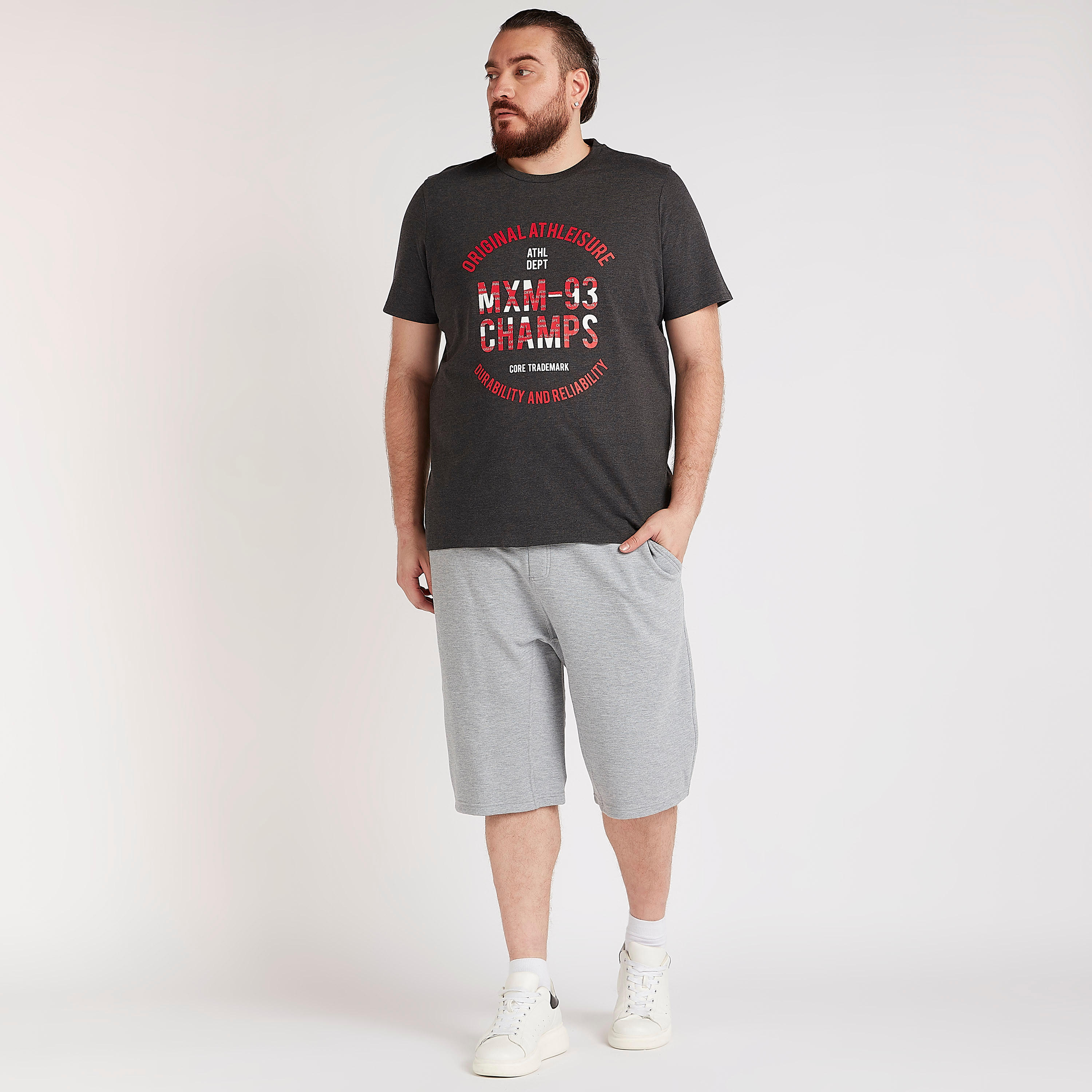 تيشيرت بياقة ضيّقة وأكمام قصيرة وطبعات-men-clothing-tshirtsandpolos-tshirts-image-2