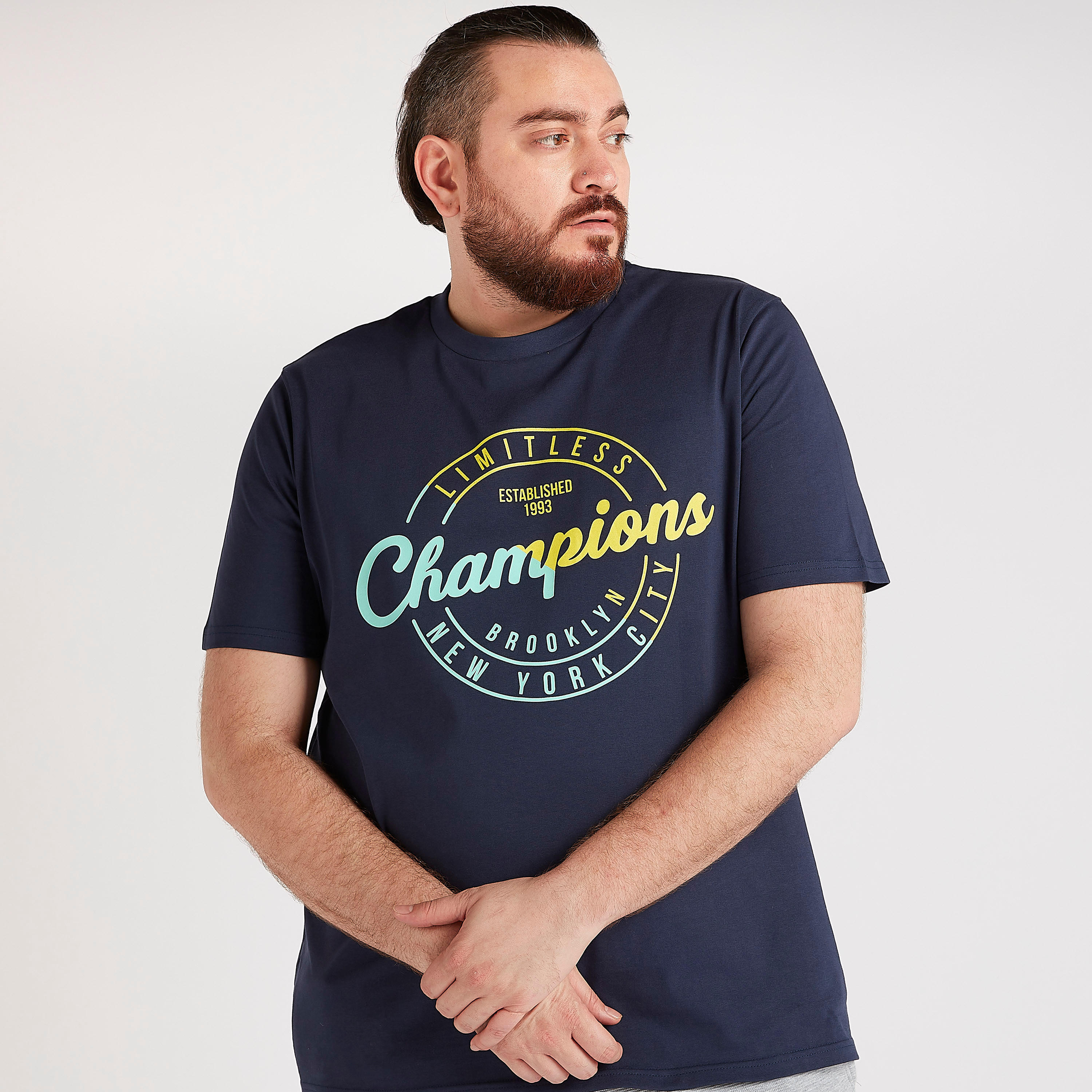 تيشيرت بياقة ضيّقة وأكمام قصيرة وطبعات-men-clothing-tshirtsandpolos-tshirts-image-1