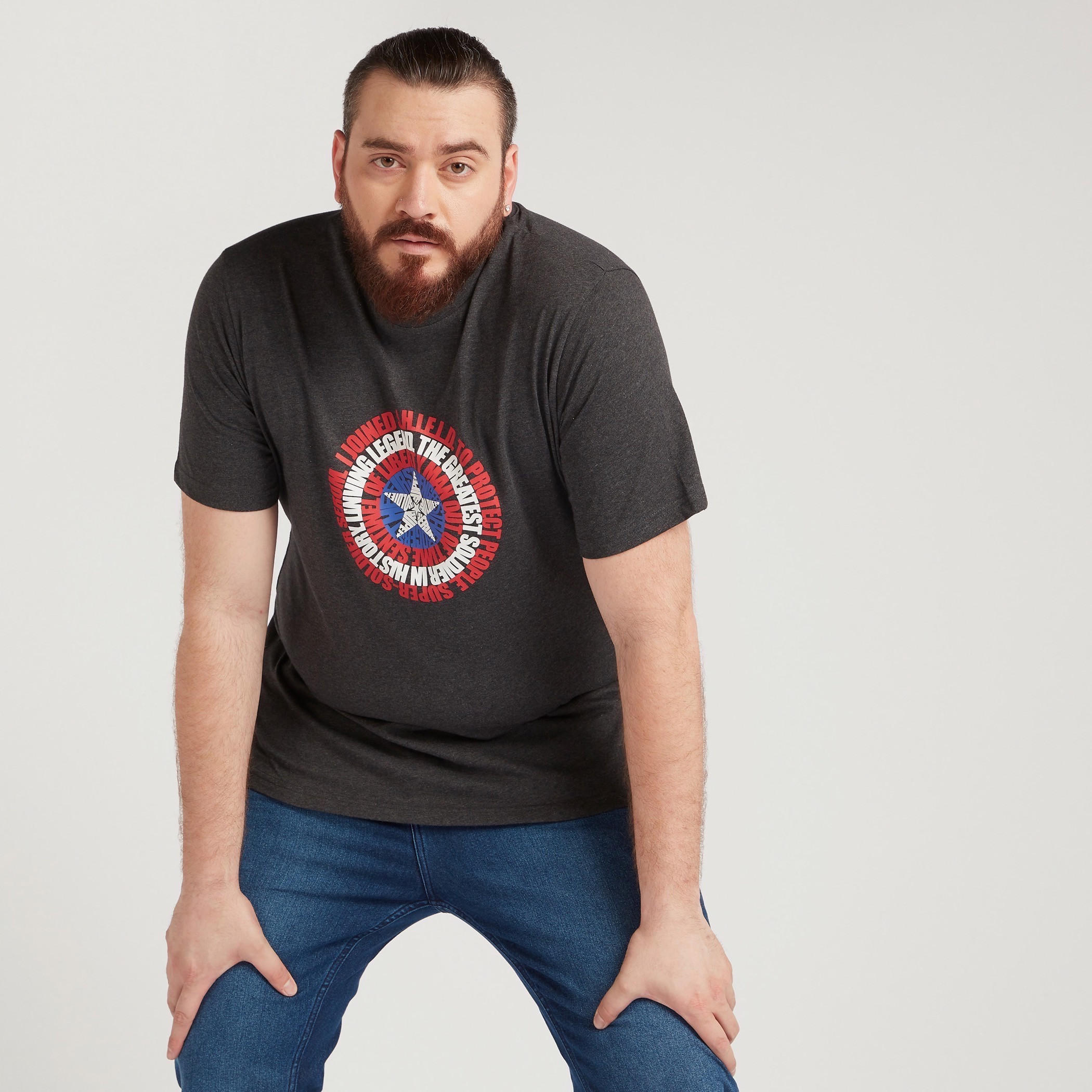 تيشيرت بياقة ضيّقة وأكمام قصيرة وطبعات كابتن أميريكا-men-clothing-tshirtsandpolos-tshirts-image-1