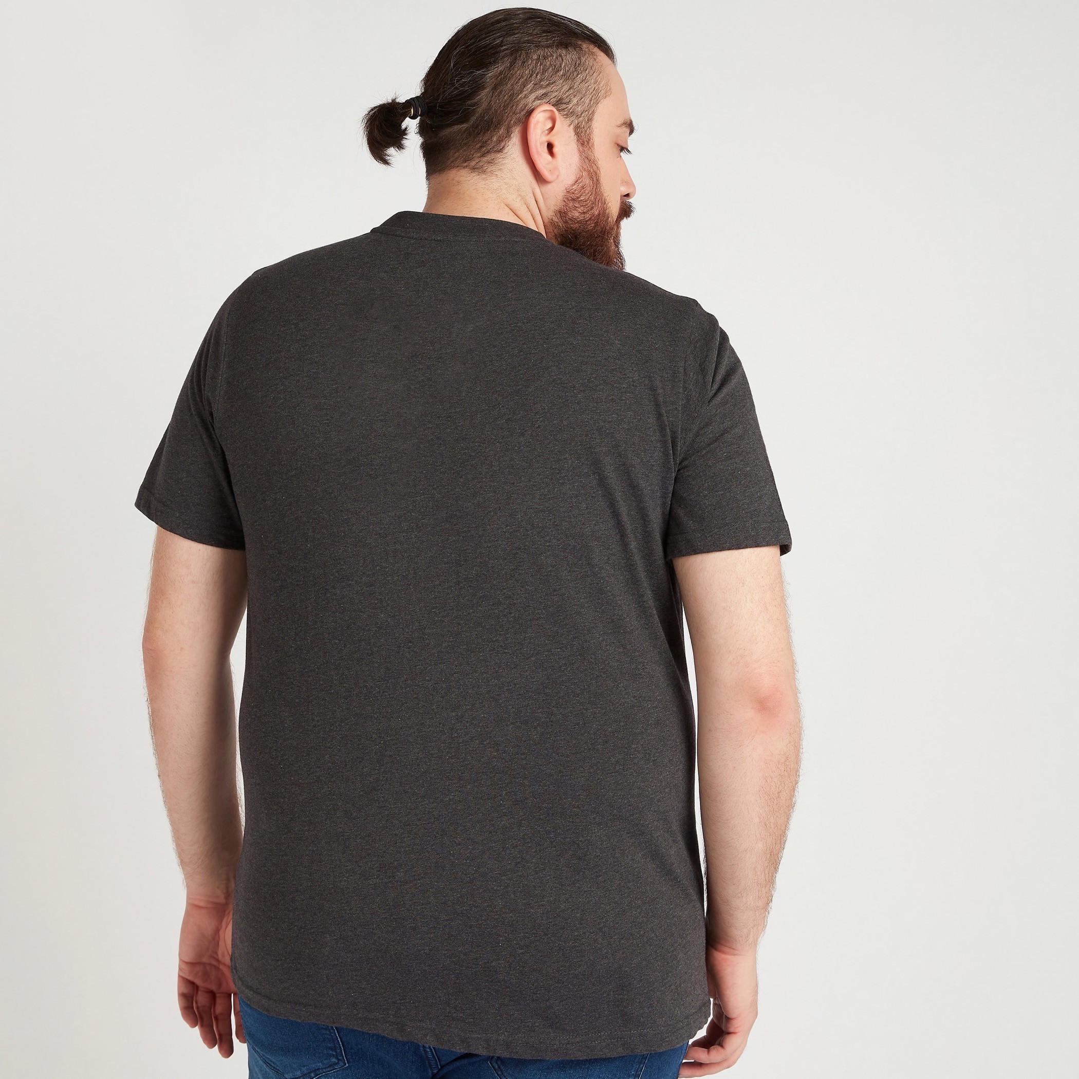 تيشيرت بياقة ضيّقة وأكمام قصيرة وطبعات كابتن أميريكا-men-clothing-tshirtsandpolos-tshirts-image-4