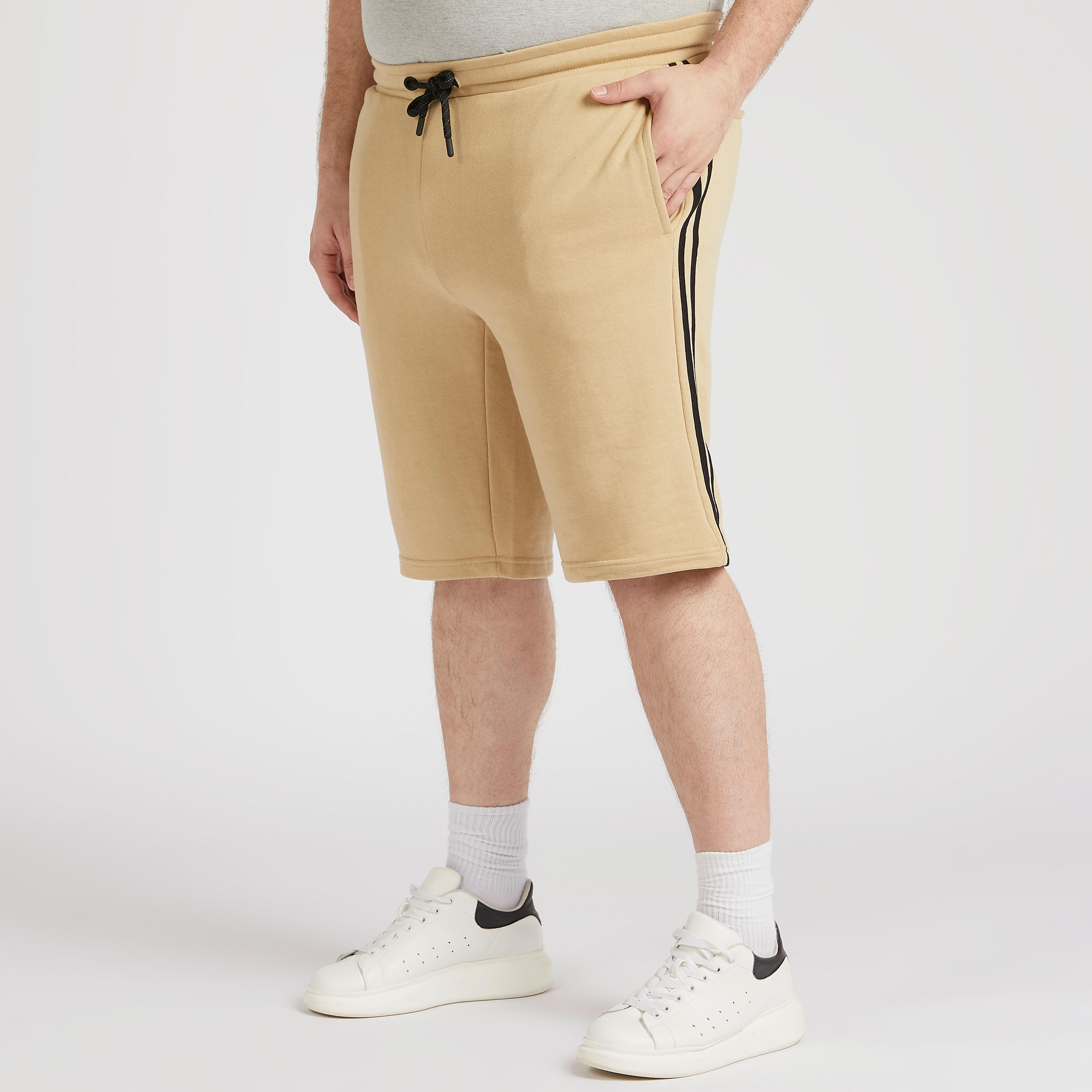 شورت سادة برباط إغلاق وجيوب-men-clothing-bottoms-shorts-image-5