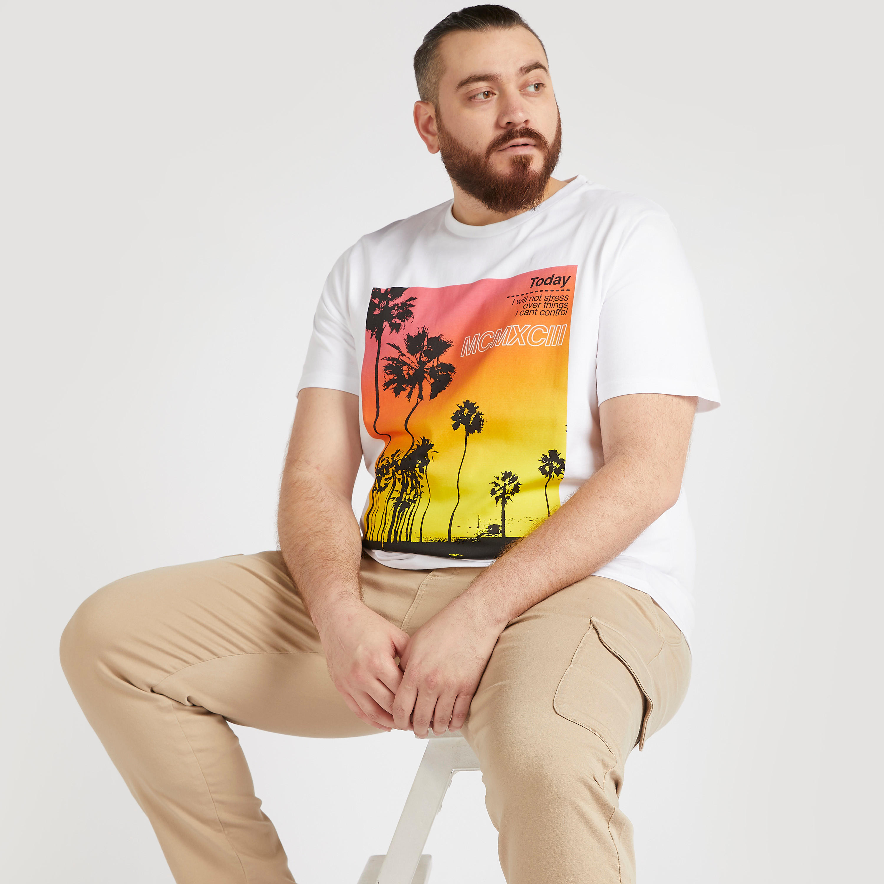 تيشيرت بياقة ضيّقة وأكمام قصيرة وطبعات جرافيك-men-clothing-tshirtsandpolos-tshirts-image-1