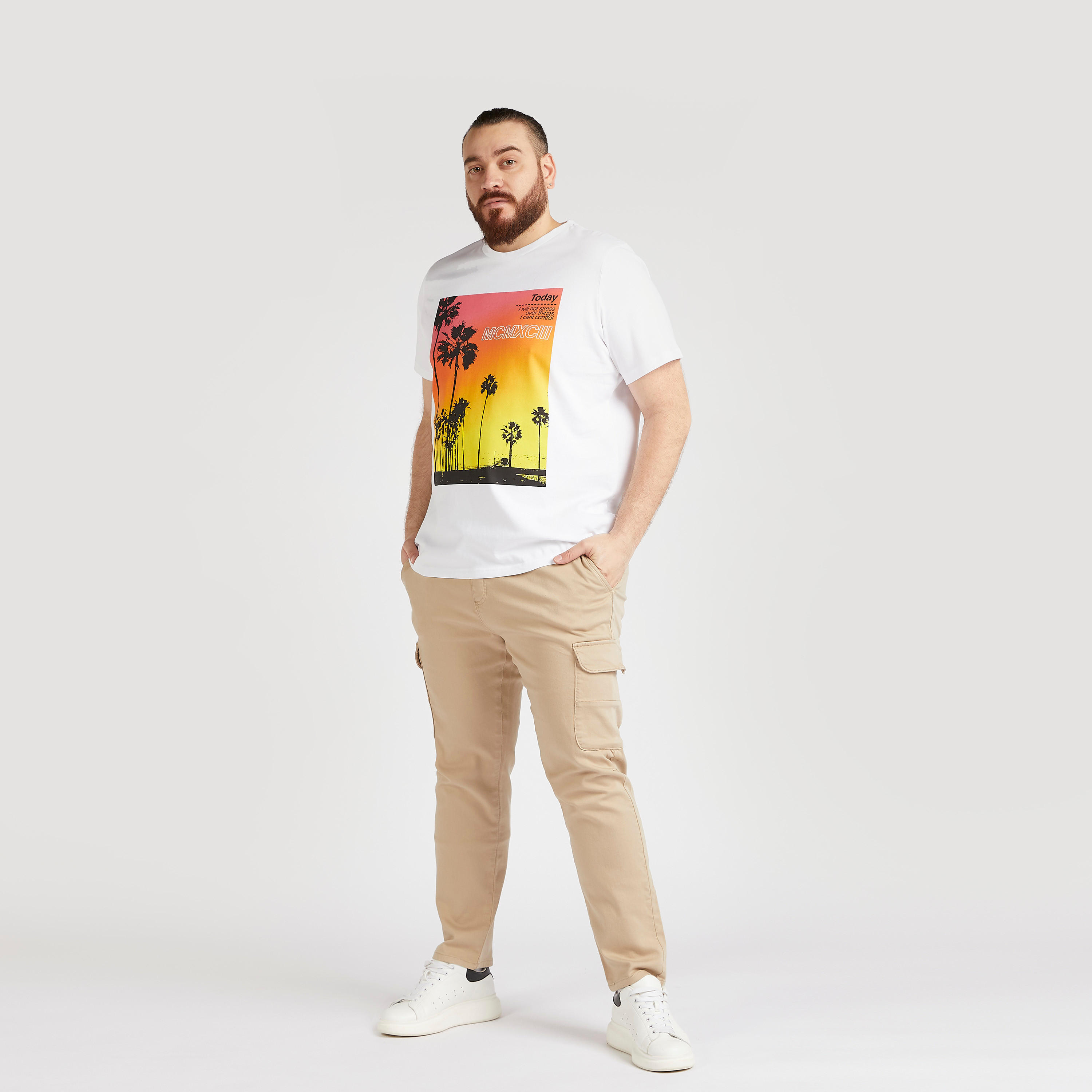 تيشيرت بياقة ضيّقة وأكمام قصيرة وطبعات جرافيك-men-clothing-tshirtsandpolos-tshirts-image-2