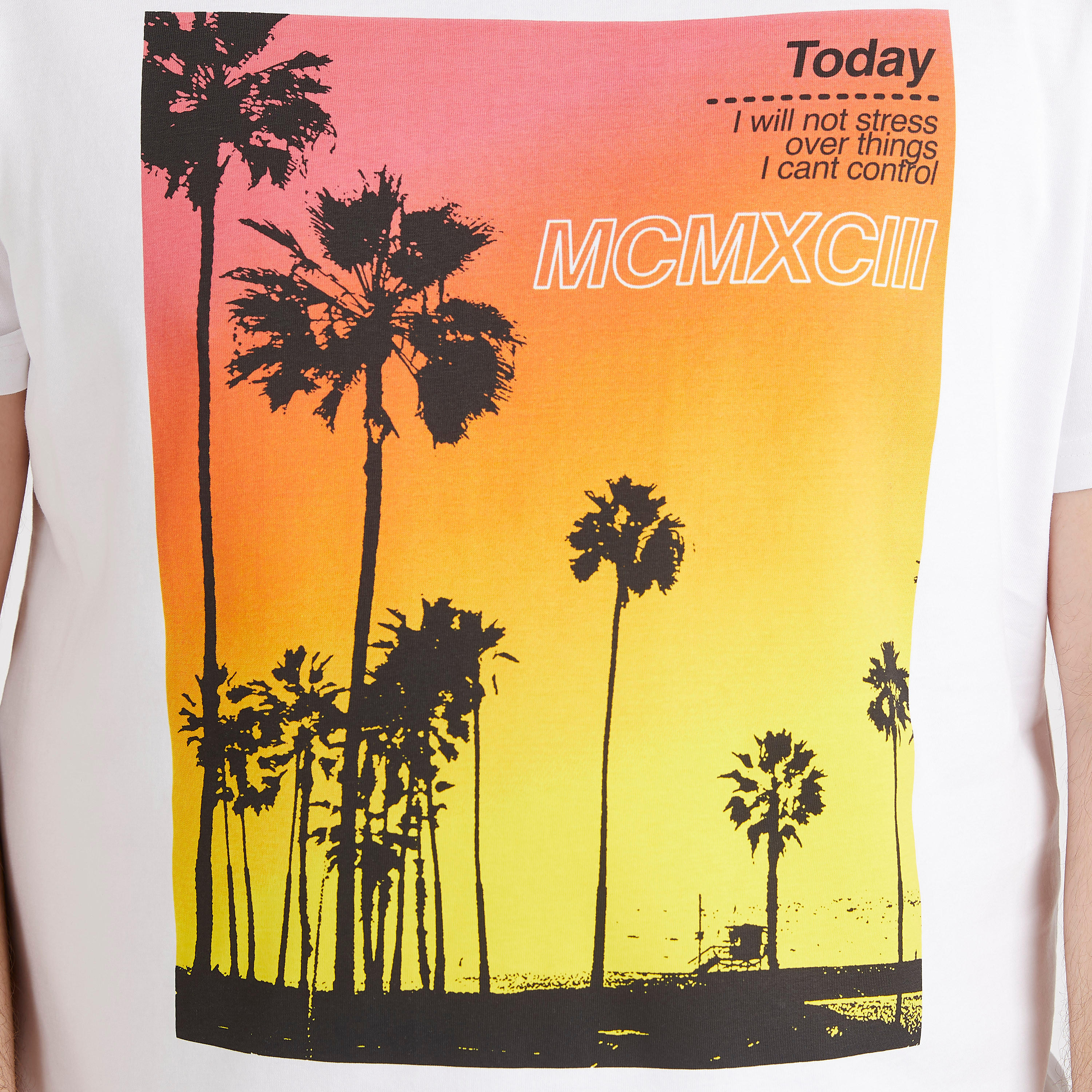 تيشيرت بياقة ضيّقة وأكمام قصيرة وطبعات جرافيك-men-clothing-tshirtsandpolos-tshirts-image-3