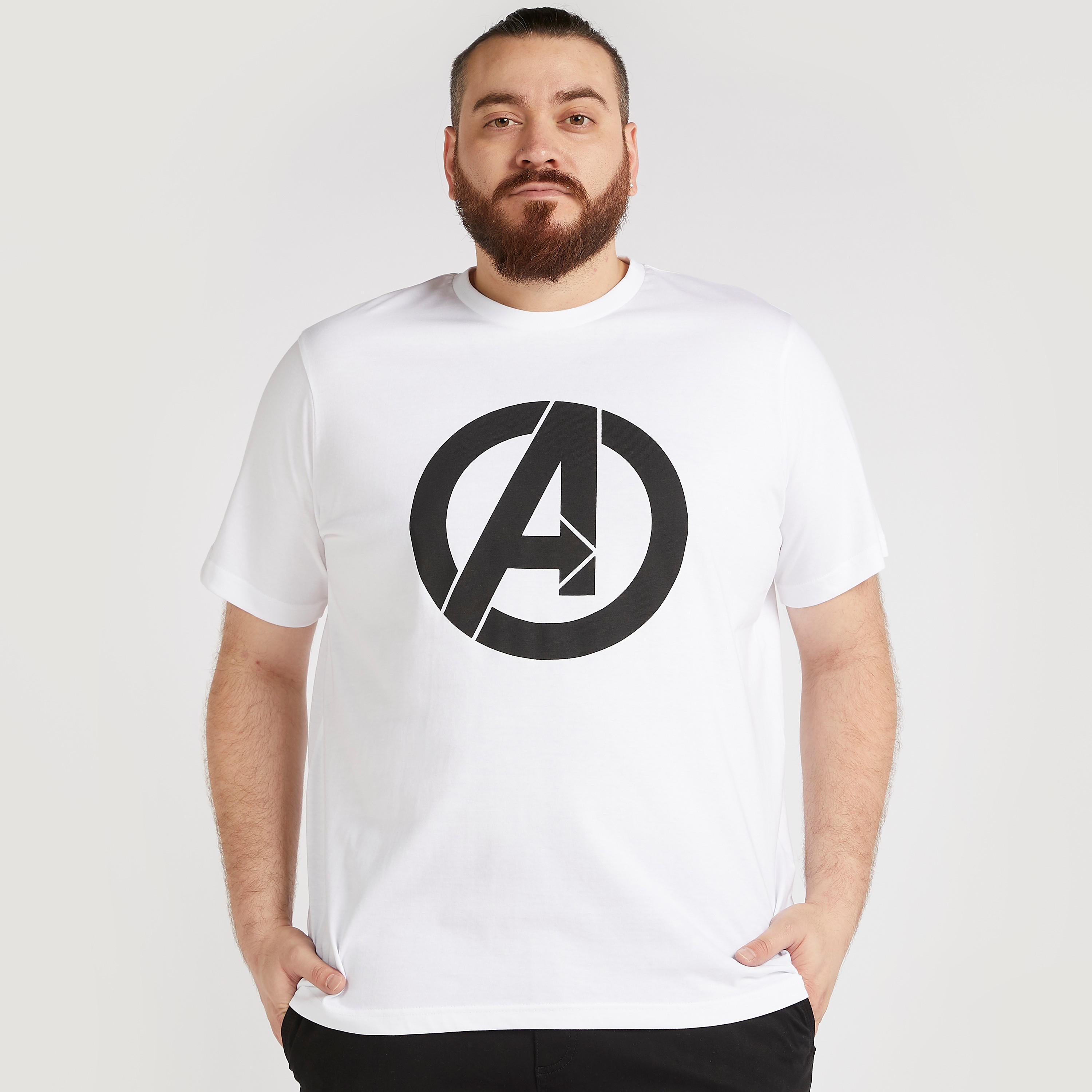 تيشيرت بياقة ضيّقة وطبعات أفينجيرز-men-clothing-tshirtsandpolos-tshirts-image-1