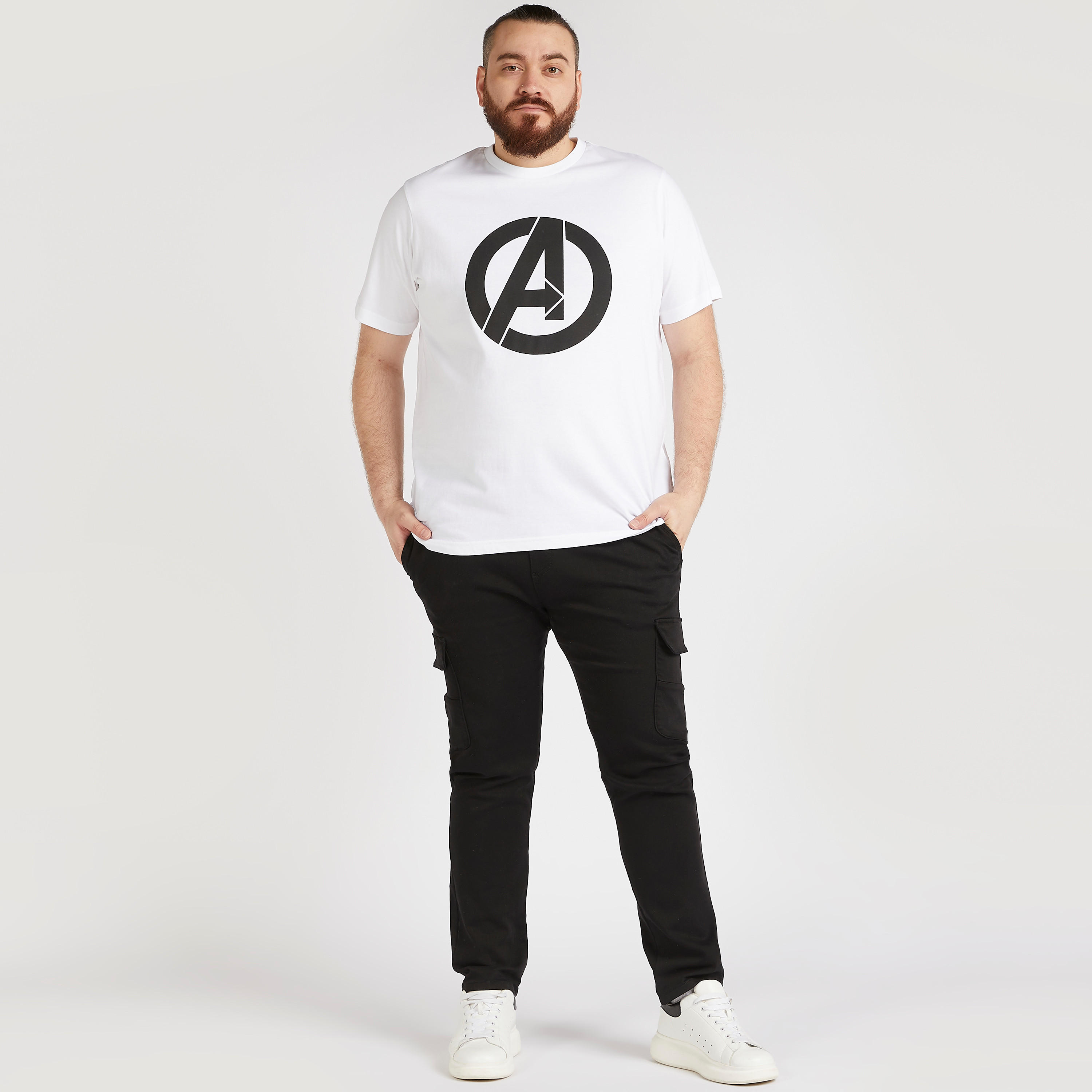 تيشيرت بياقة ضيّقة وطبعات أفينجيرز-men-clothing-tshirtsandpolos-tshirts-image-2