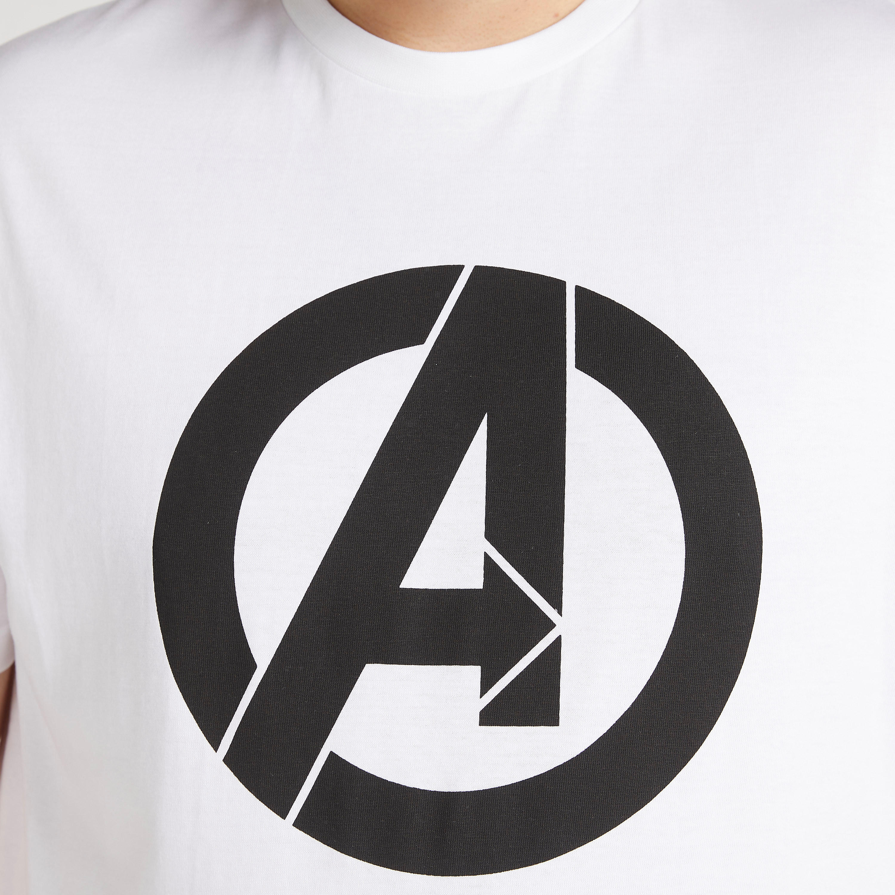 تيشيرت بياقة ضيّقة وطبعات أفينجيرز-men-clothing-tshirtsandpolos-tshirts-image-3