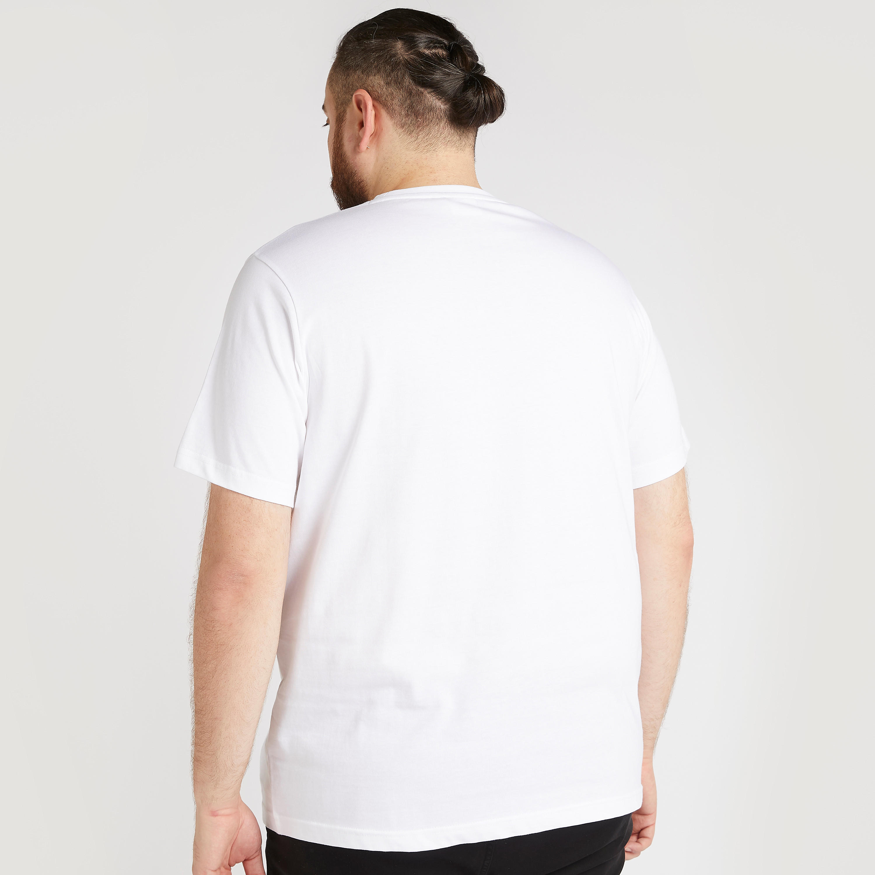 تيشيرت بياقة ضيّقة وطبعات أفينجيرز-men-clothing-tshirtsandpolos-tshirts-image-4