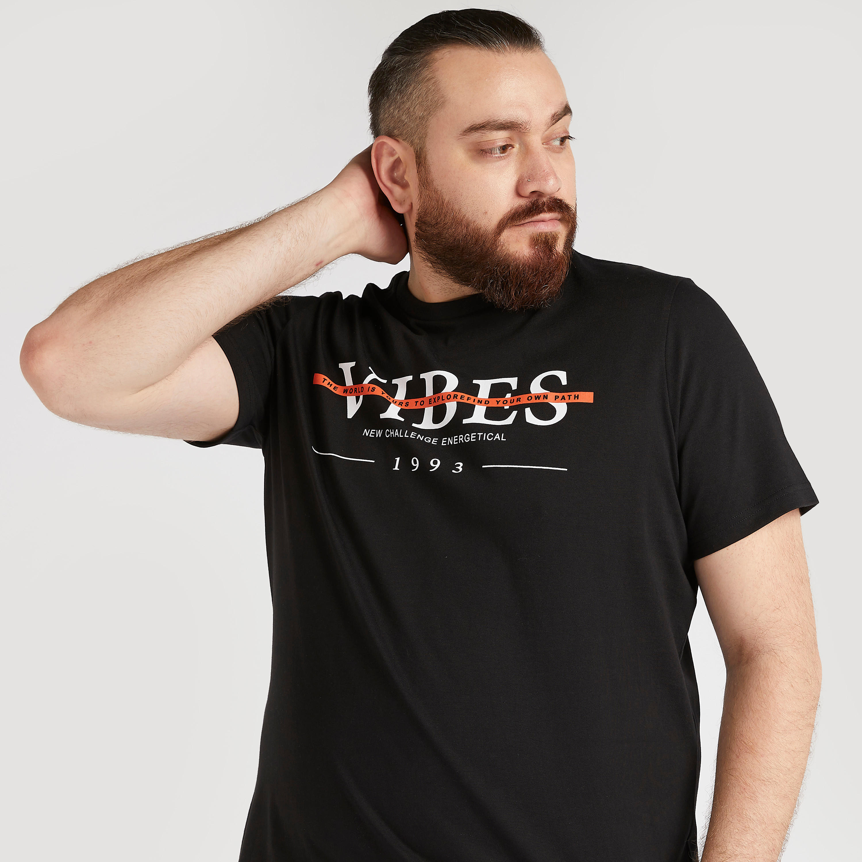 تيشيرت بياقة ضيّقة وأكمام قصيرة وطبعات -men-clothing-tshirtsandpolos-tshirts-image-4