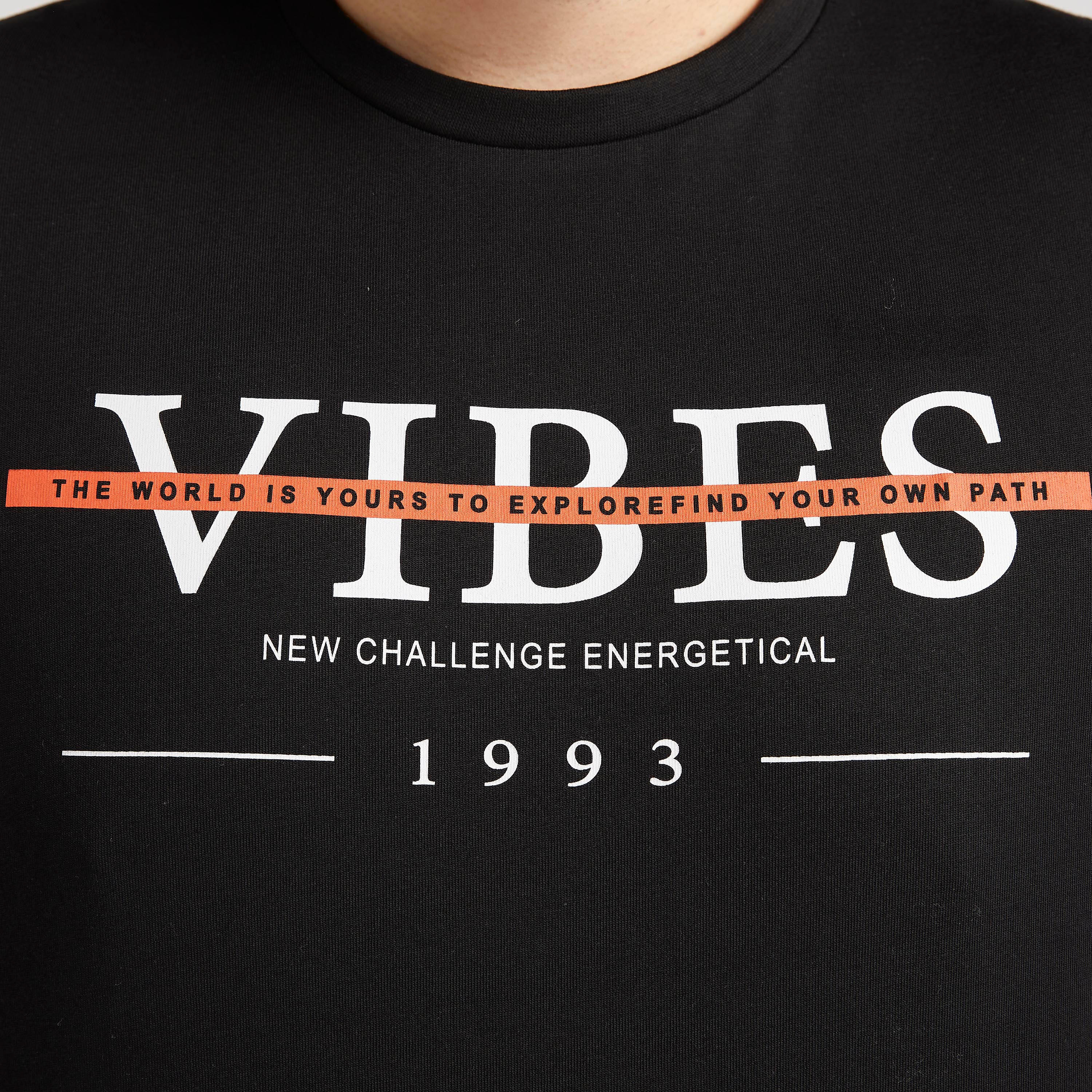 تيشيرت بياقة ضيّقة وأكمام قصيرة وطبعات -men-clothing-tshirtsandpolos-tshirts-image-2