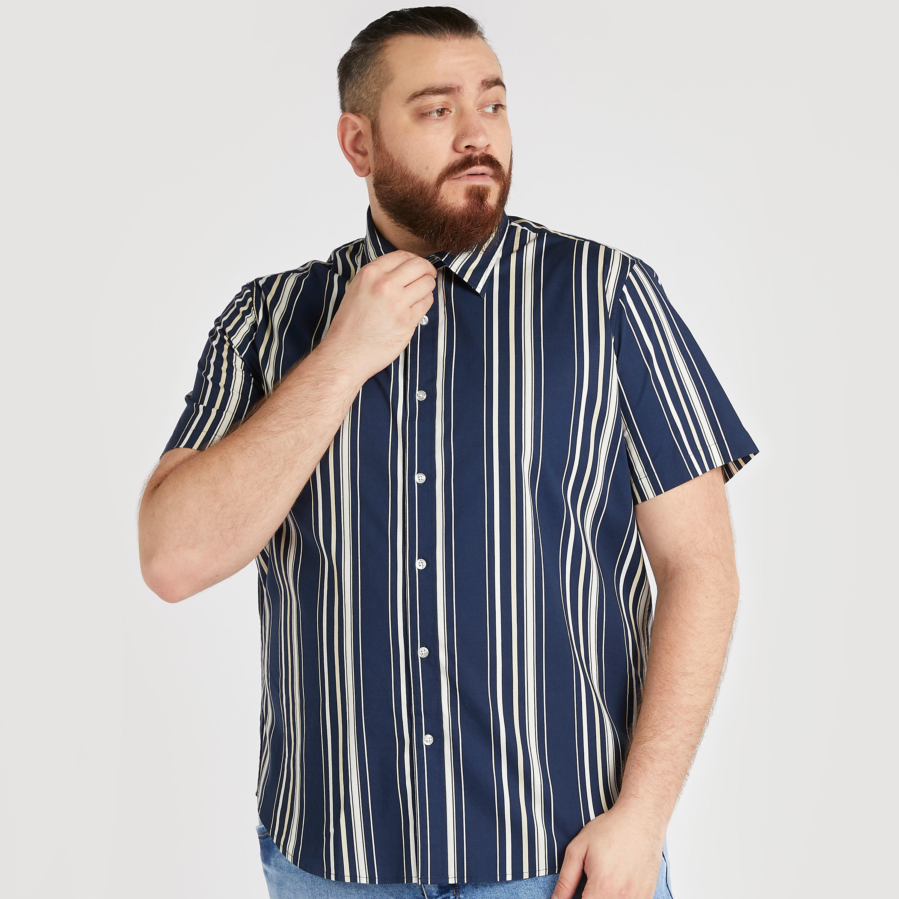 قميص مقلّم بأكمام قصيرة وزر إغلاق-men-clothing-shirts-image-1