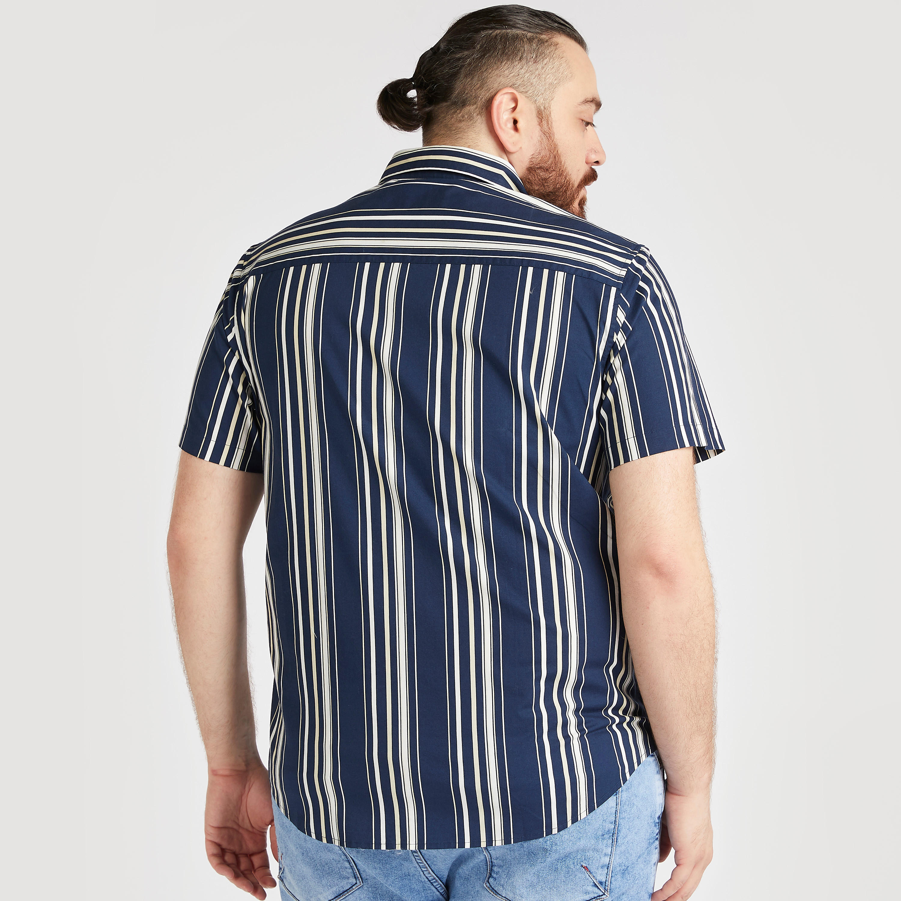 قميص مقلّم بأكمام قصيرة وزر إغلاق-men-clothing-shirts-image-4