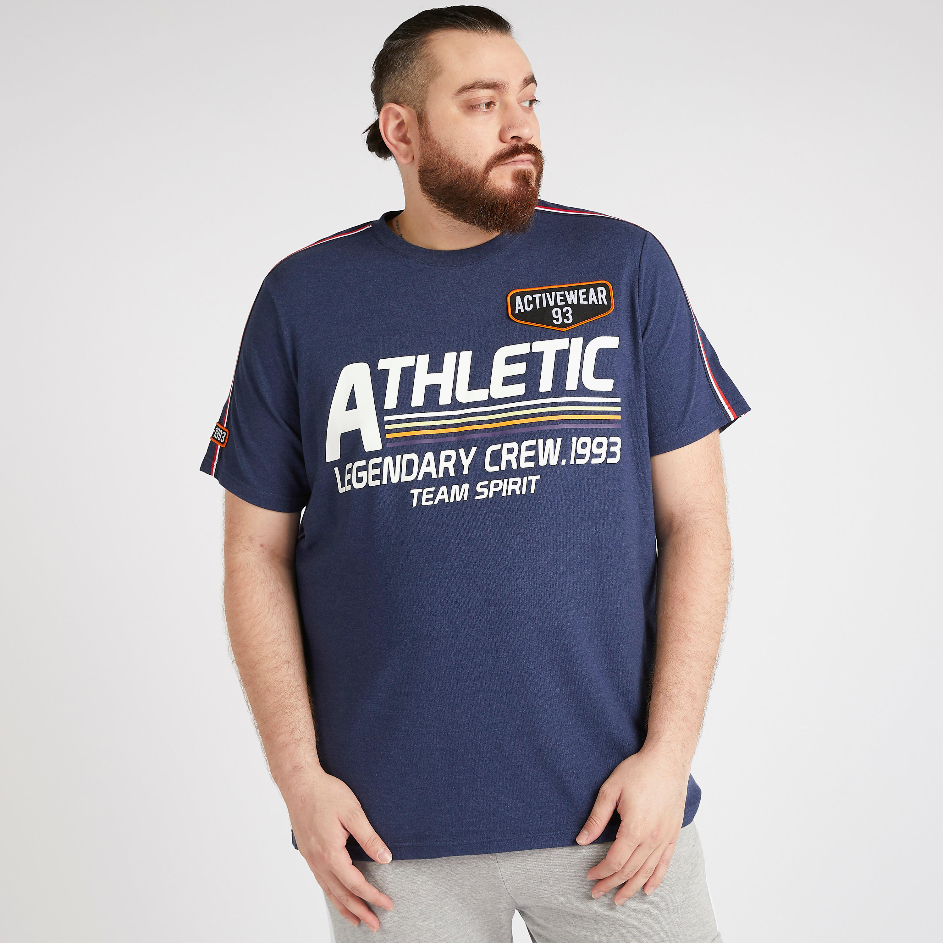 تيشيرت بياقة ضيّقة وأكمام قصيرة وطبعات جرافيك-men-clothing-tshirtsandpolos-tshirts-image-5