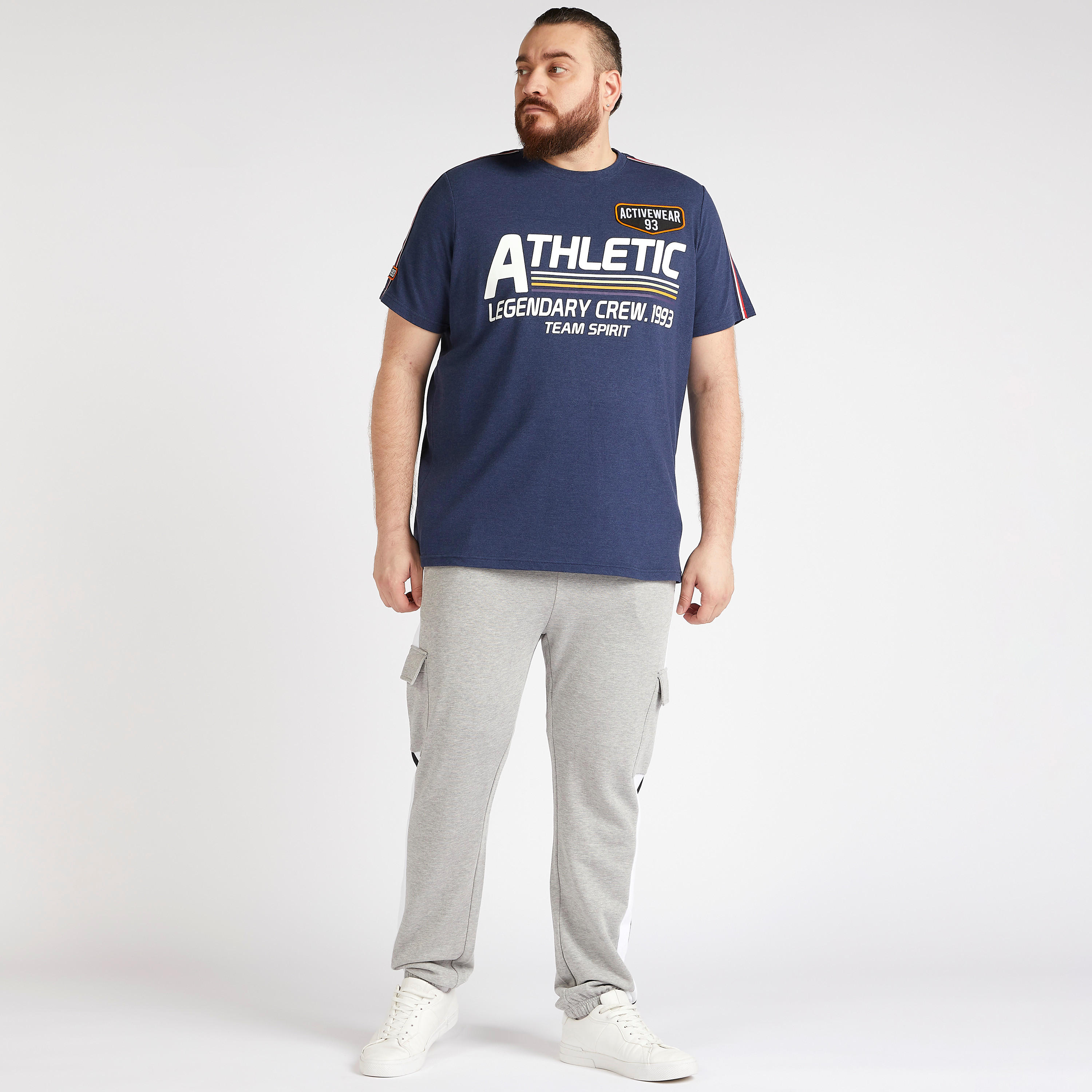 تيشيرت بياقة ضيّقة وأكمام قصيرة وطبعات جرافيك-men-clothing-tshirtsandpolos-tshirts-image-4