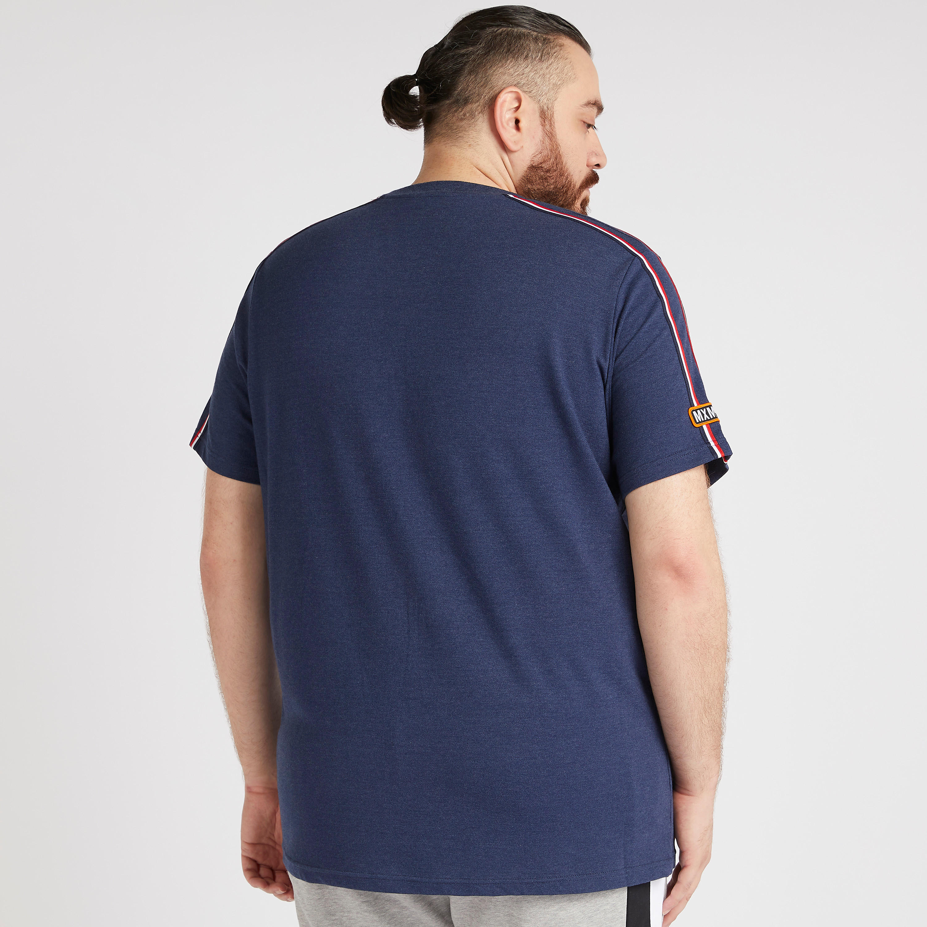 تيشيرت بياقة ضيّقة وأكمام قصيرة وطبعات جرافيك-men-clothing-tshirtsandpolos-tshirts-image-2