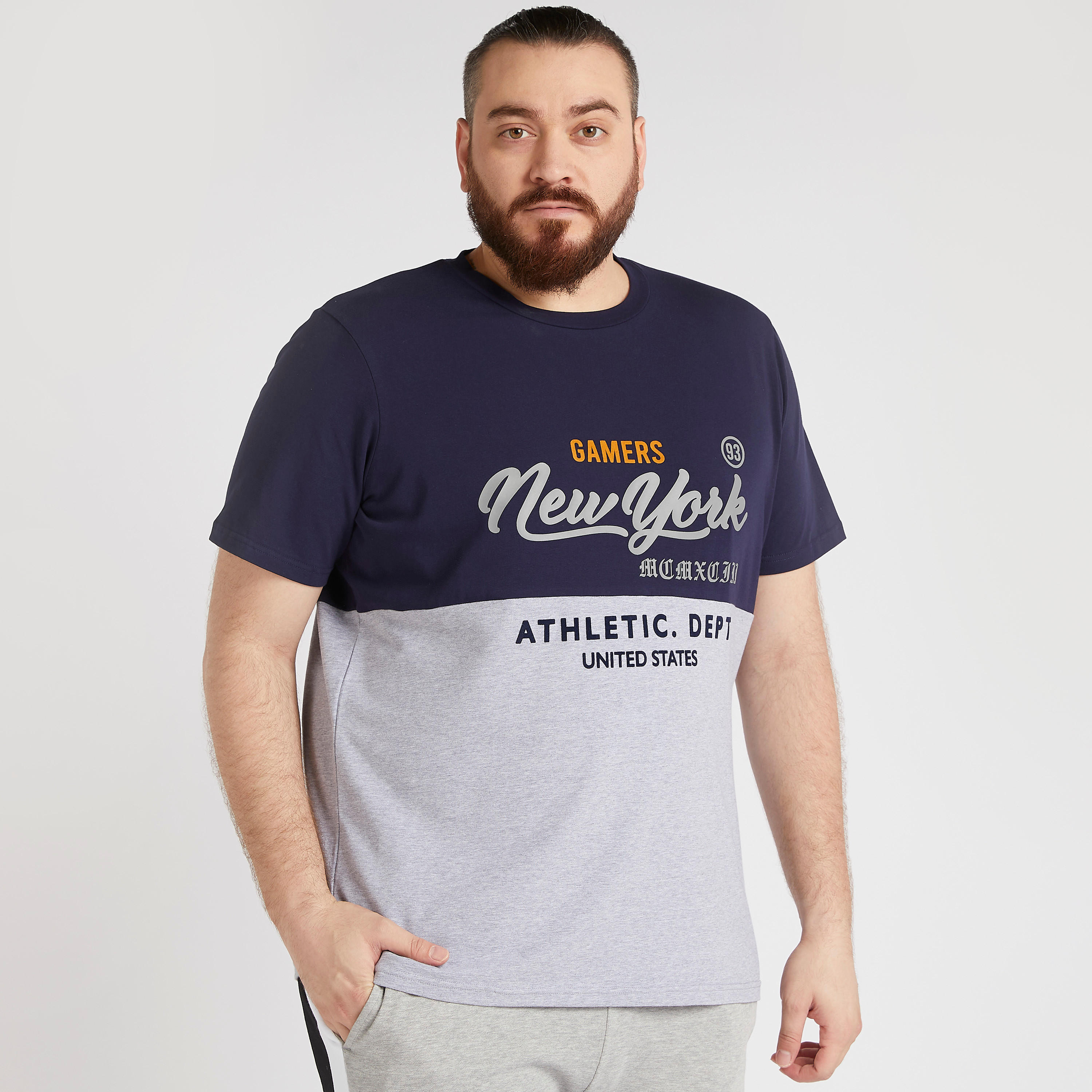 تيشيرت بياقة ضيّقة وأكمام قصيرة وطبعات-men-clothing-tshirtsandpolos-tshirts-image-1