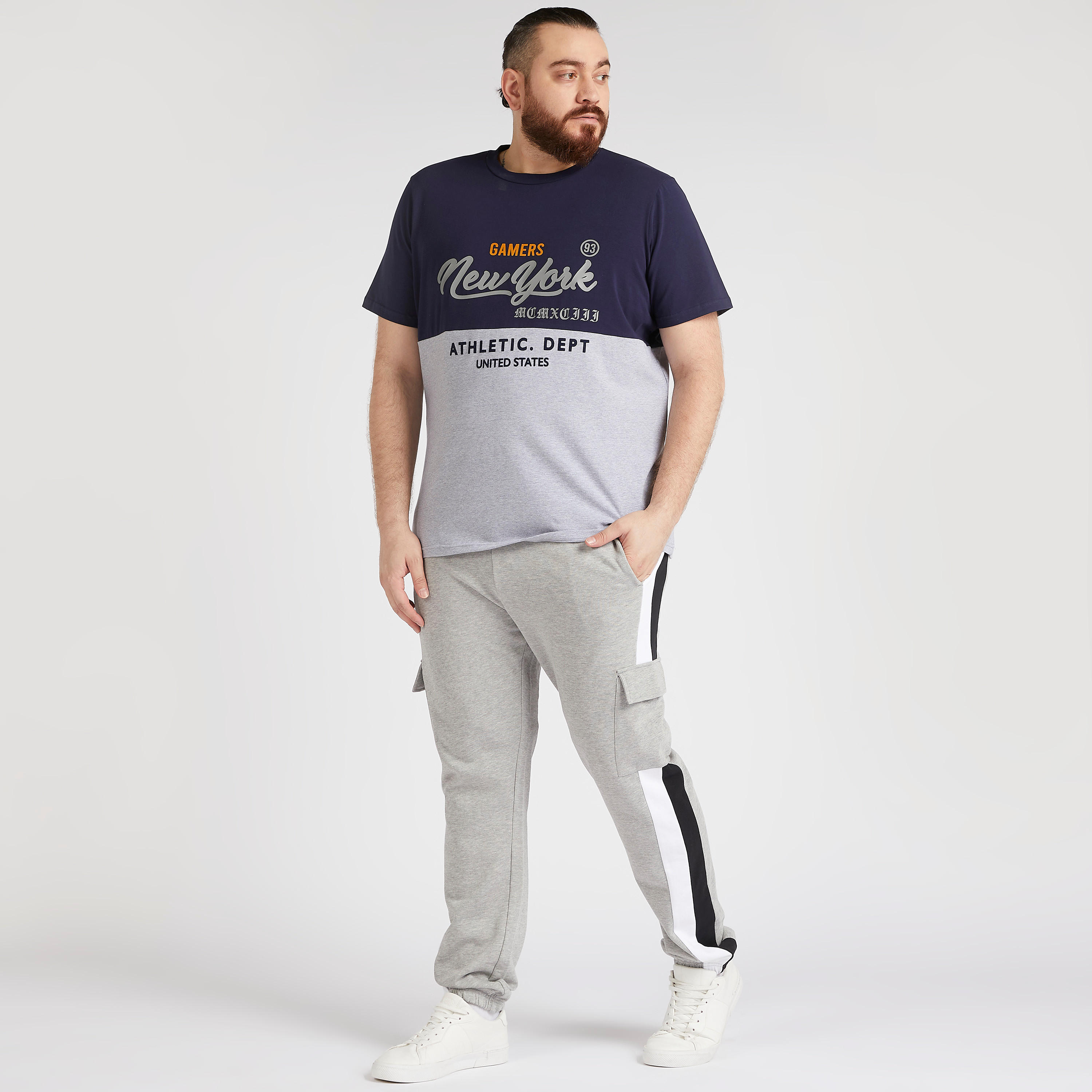 تيشيرت بياقة ضيّقة وأكمام قصيرة وطبعات-men-clothing-tshirtsandpolos-tshirts-image-2