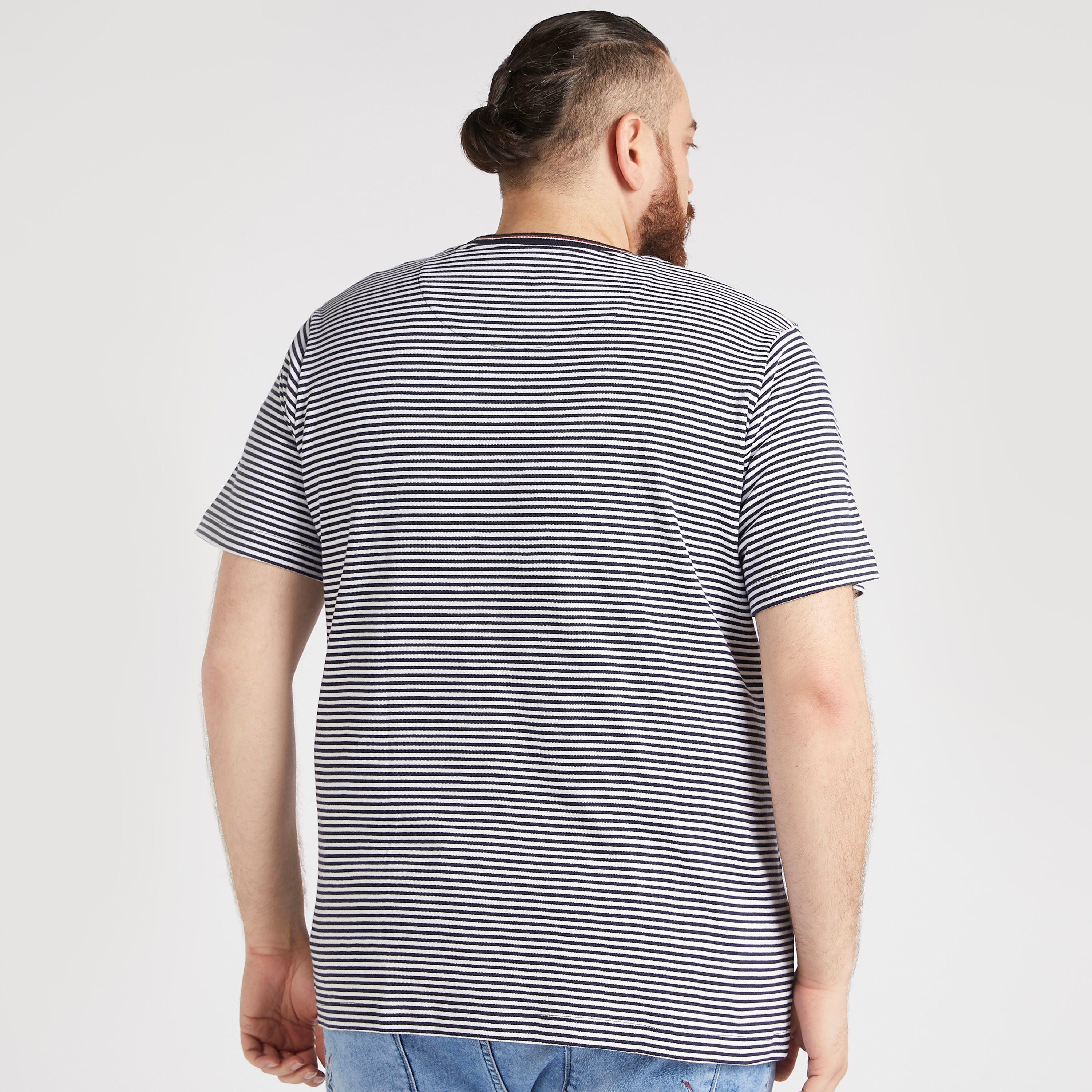 تيشيرت مخطّط بياقة ضيّقة وأكمام قصيرة-men-clothing-tshirtsandpolos-tshirts-image-1