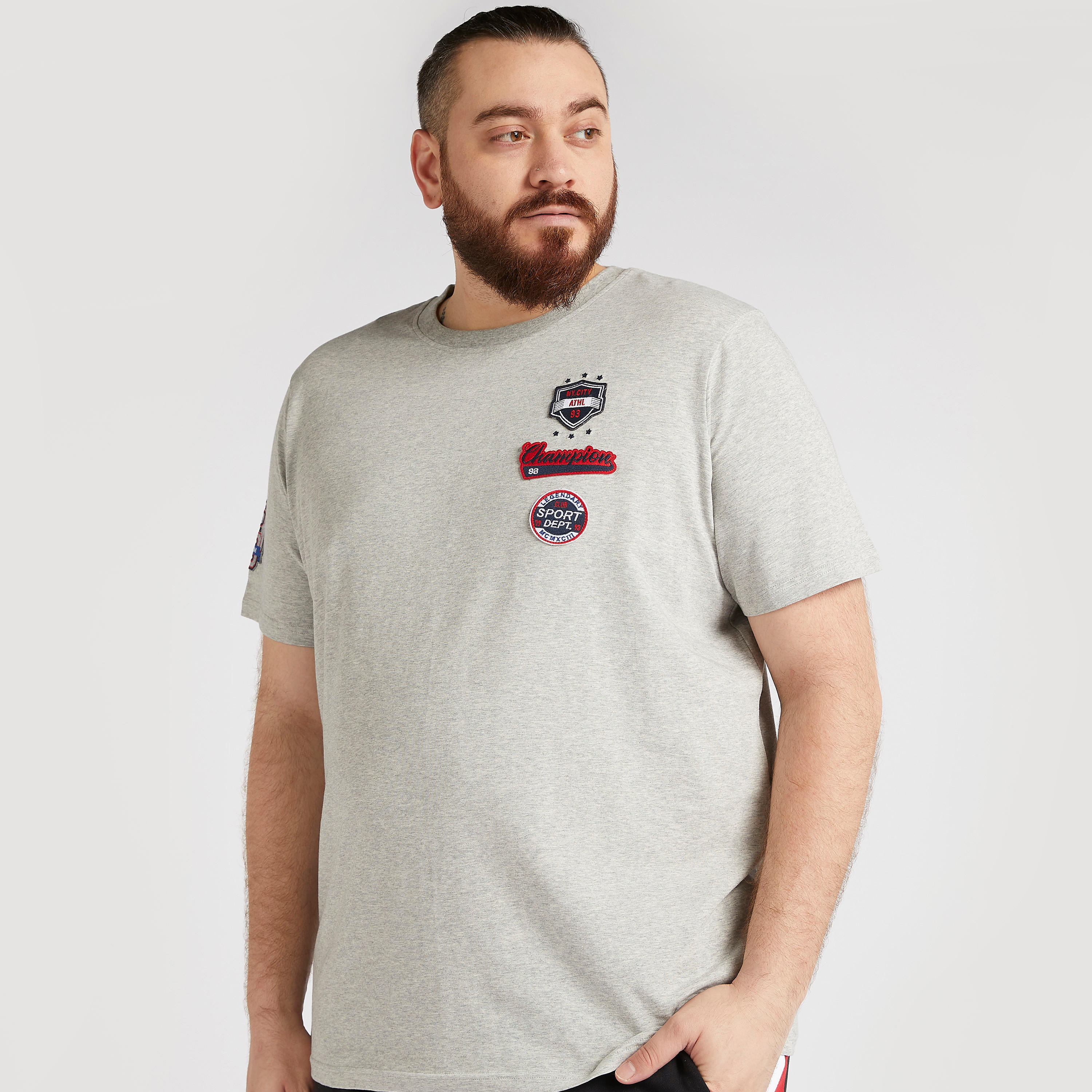 تيشيرت بياقة ضيّقة وتفاصيل مزخرفة-men-clothing-tshirtsandpolos-tshirts-image-1