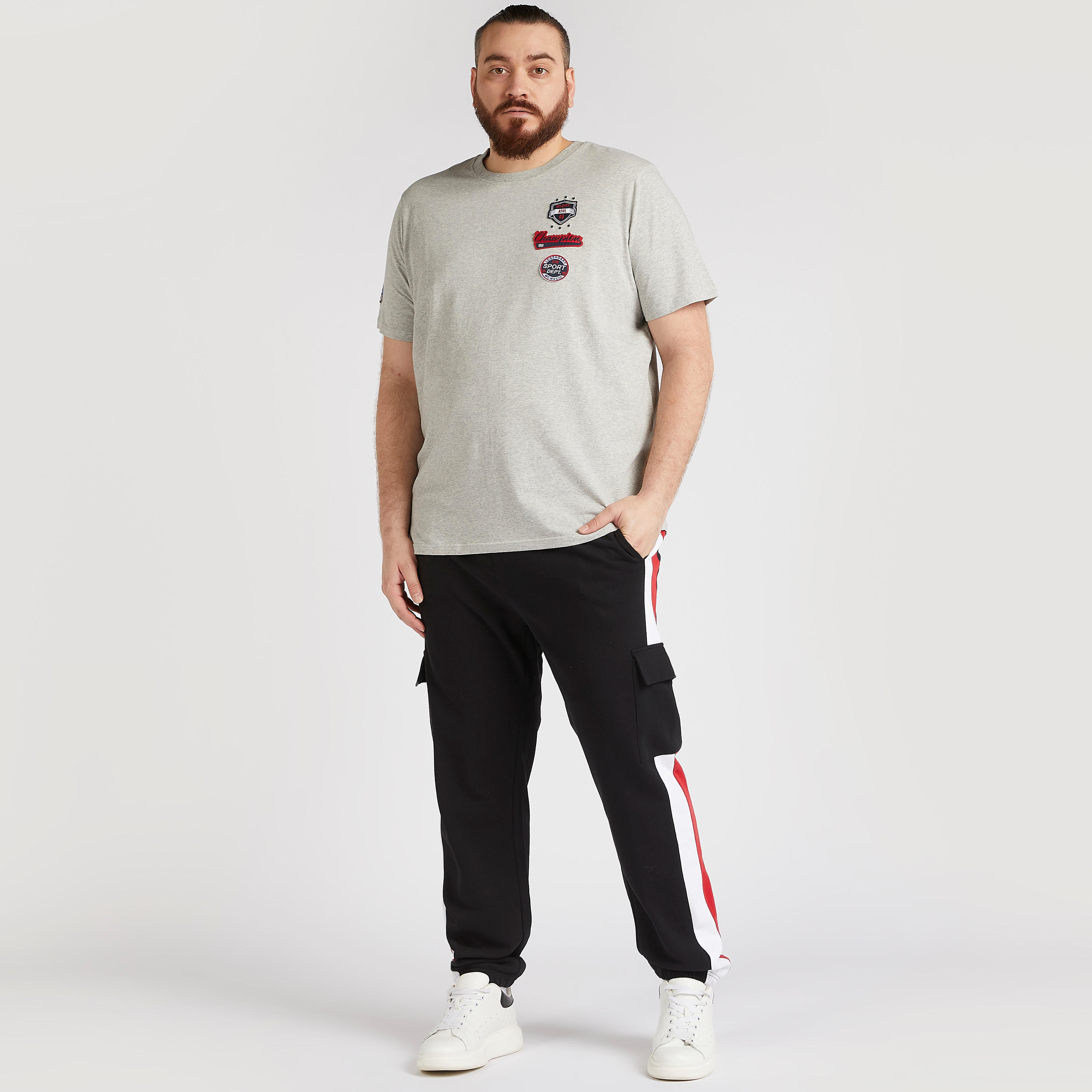 تيشيرت بياقة ضيّقة وتفاصيل مزخرفة-men-clothing-tshirtsandpolos-tshirts-image-2