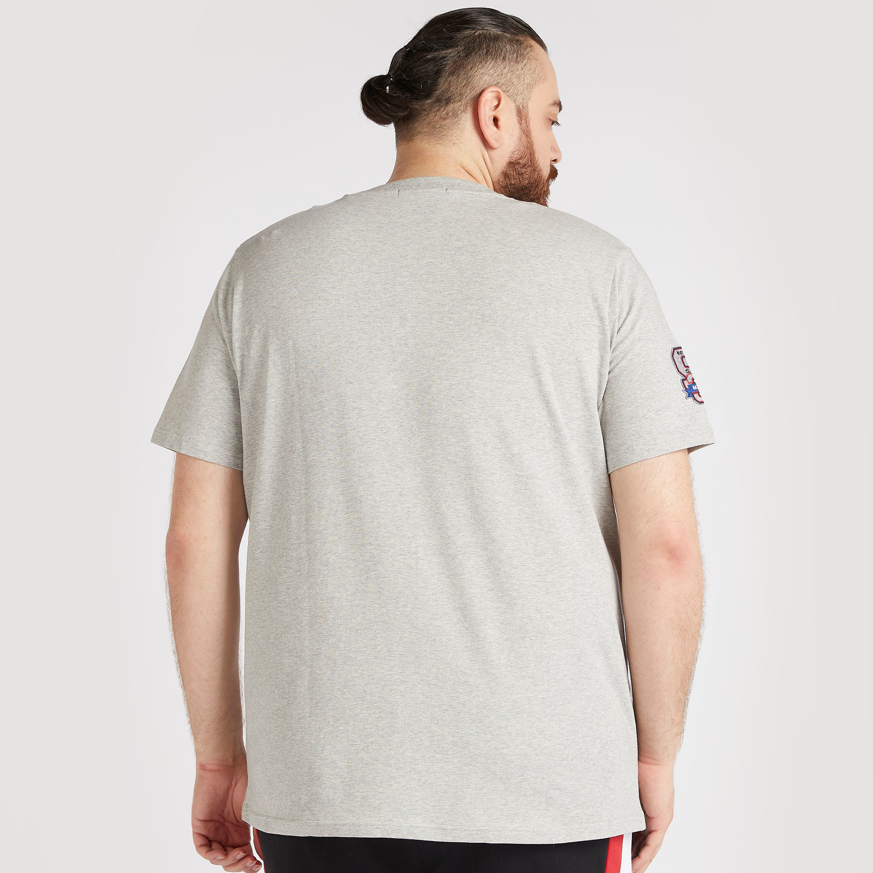 تيشيرت بياقة ضيّقة وتفاصيل مزخرفة-men-clothing-tshirtsandpolos-tshirts-image-4