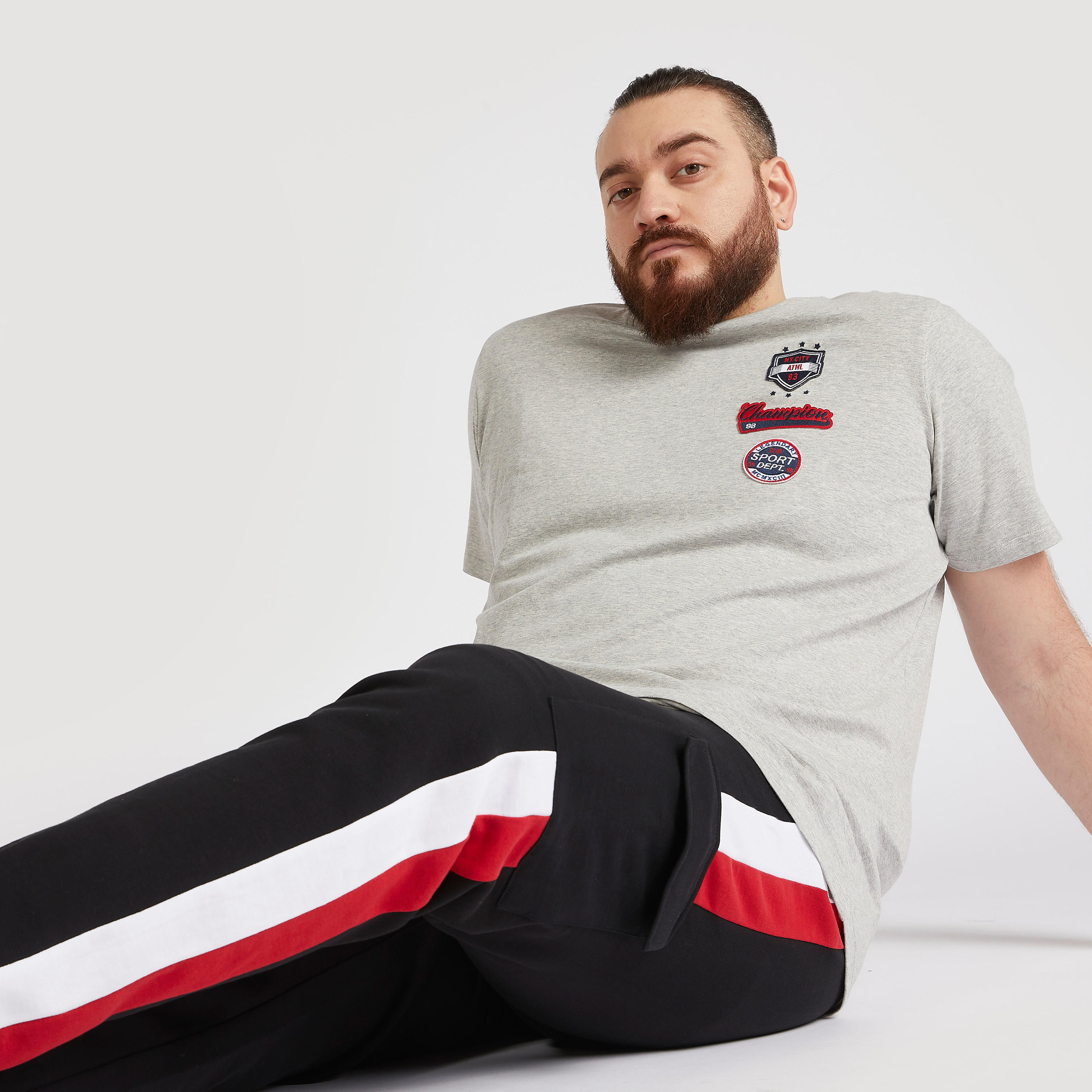 تيشيرت بياقة ضيّقة وتفاصيل مزخرفة-men-clothing-tshirtsandpolos-tshirts-image-5