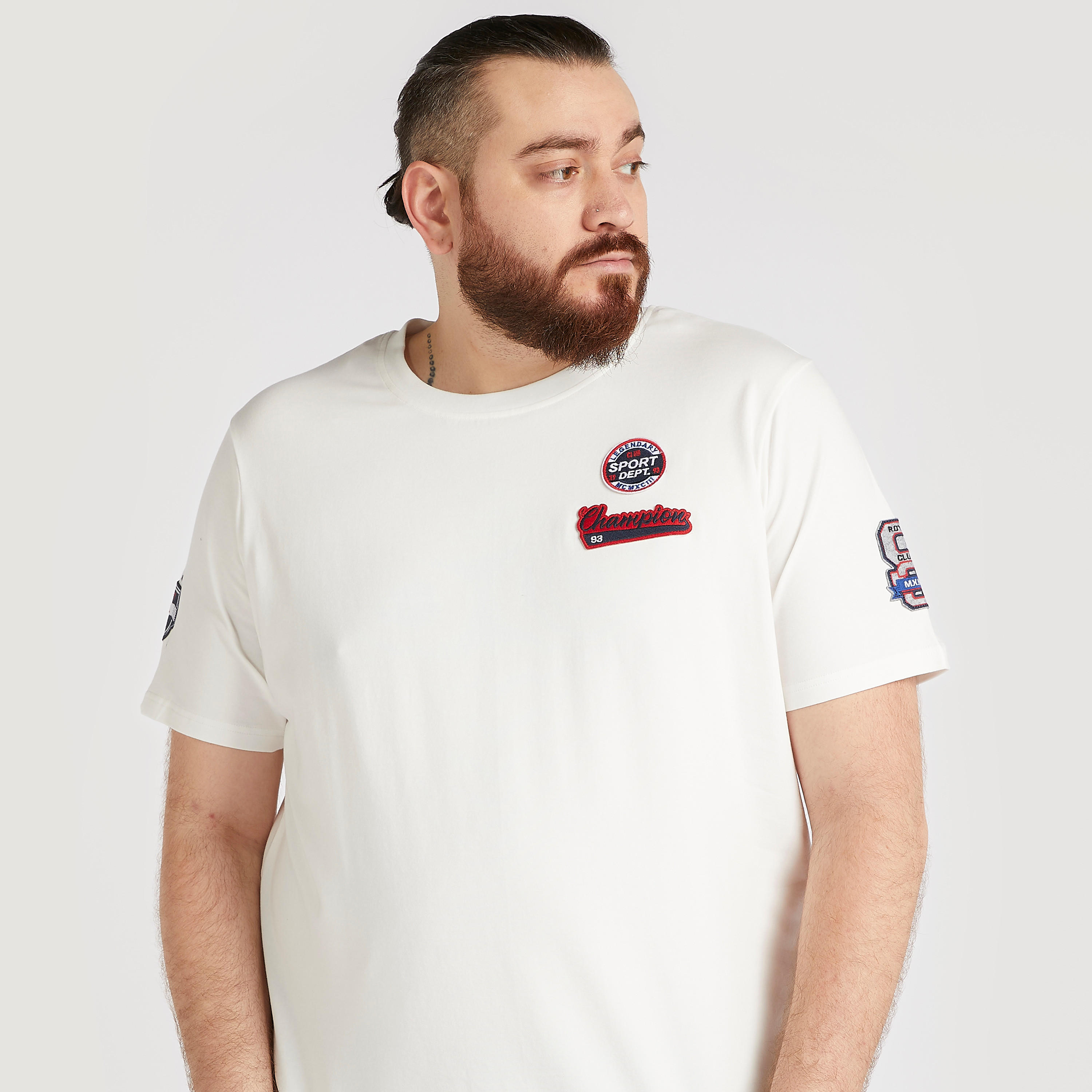 تيشيرت بياقة ضيّقة وأكمام قصيرة وتفاصيل مزخرفة-men-clothing-tshirtsandpolos-tshirts-image-1