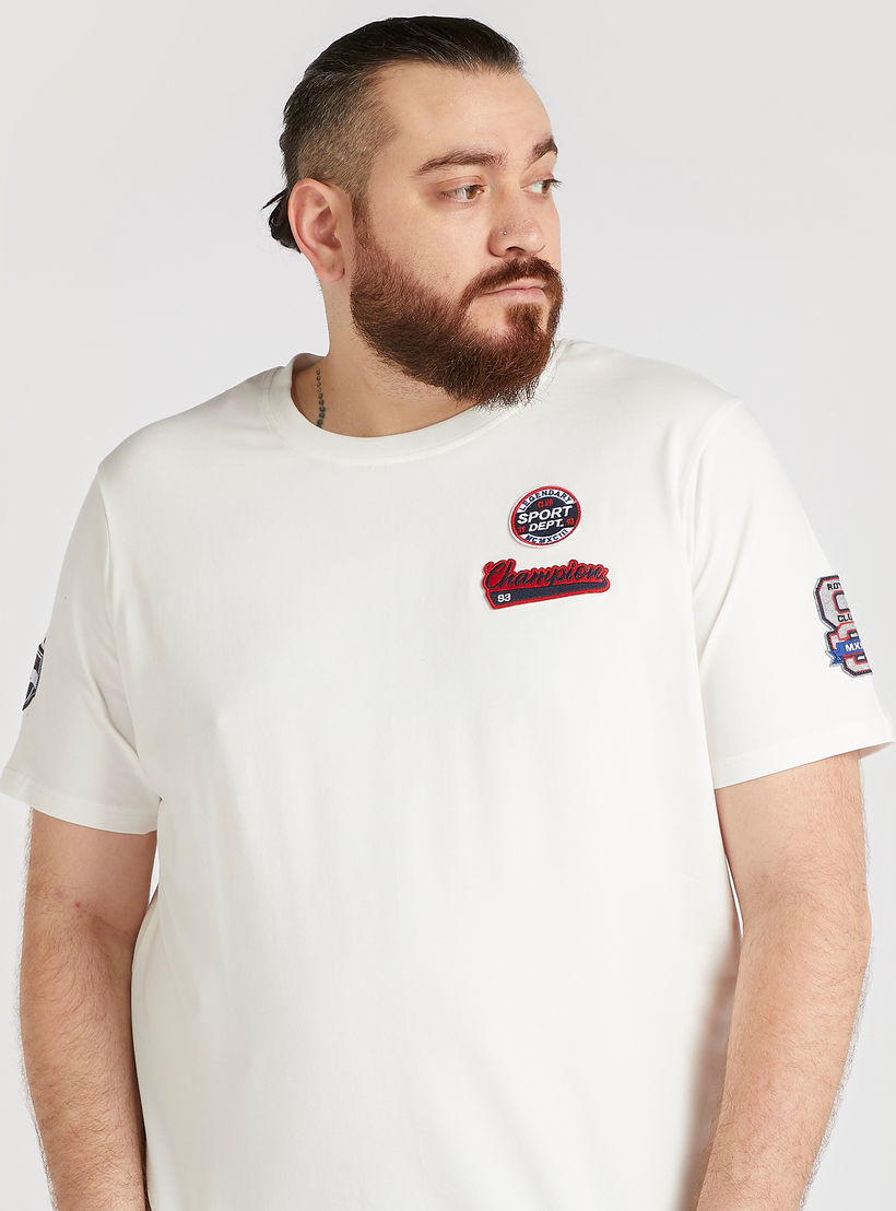 تيشيرت بياقة ضيّقة وأكمام قصيرة وتفاصيل مزخرفة-men-clothing-tshirtsandpolos-tshirts-image-1