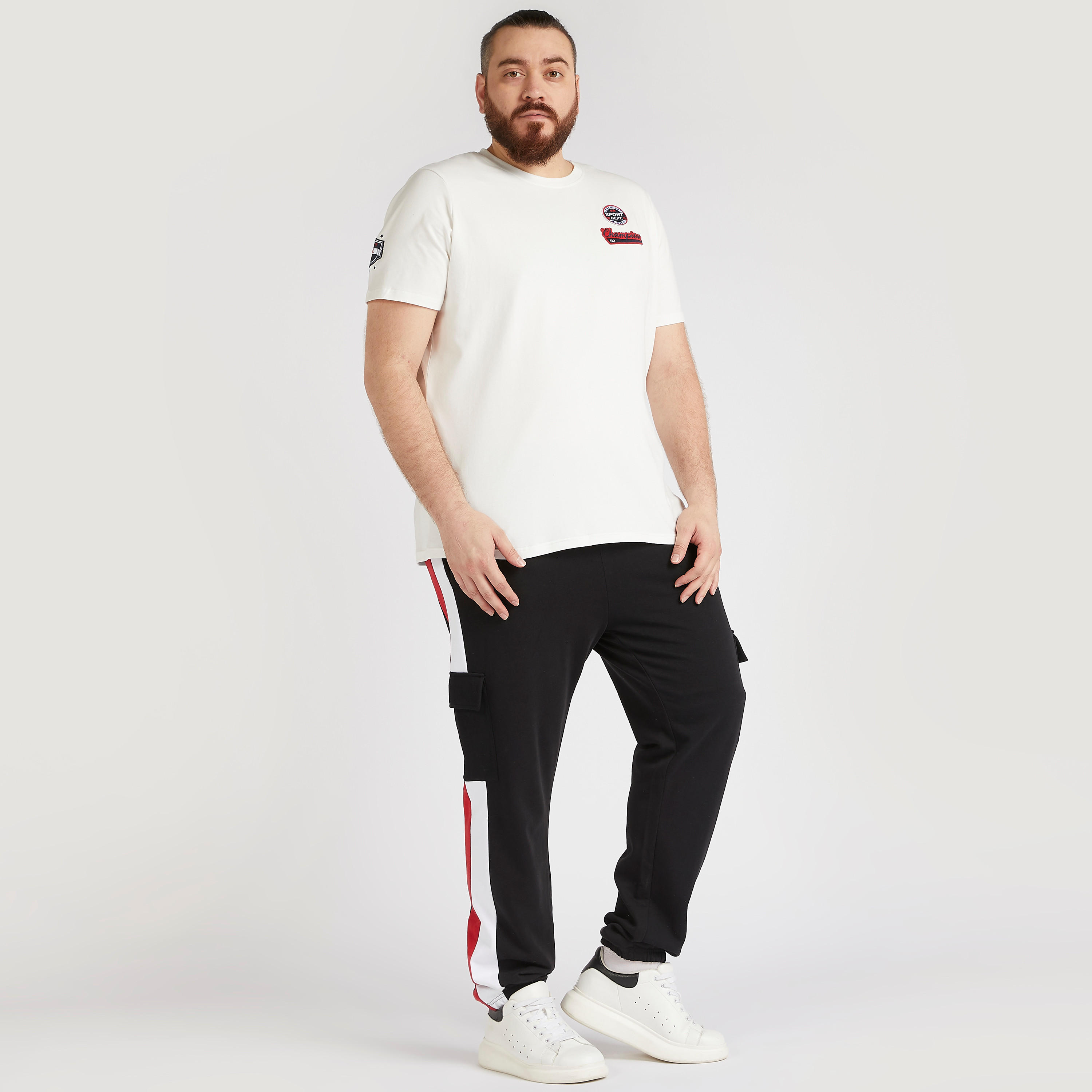 تيشيرت بياقة ضيّقة وأكمام قصيرة وتفاصيل مزخرفة-men-clothing-tshirtsandpolos-tshirts-image-2