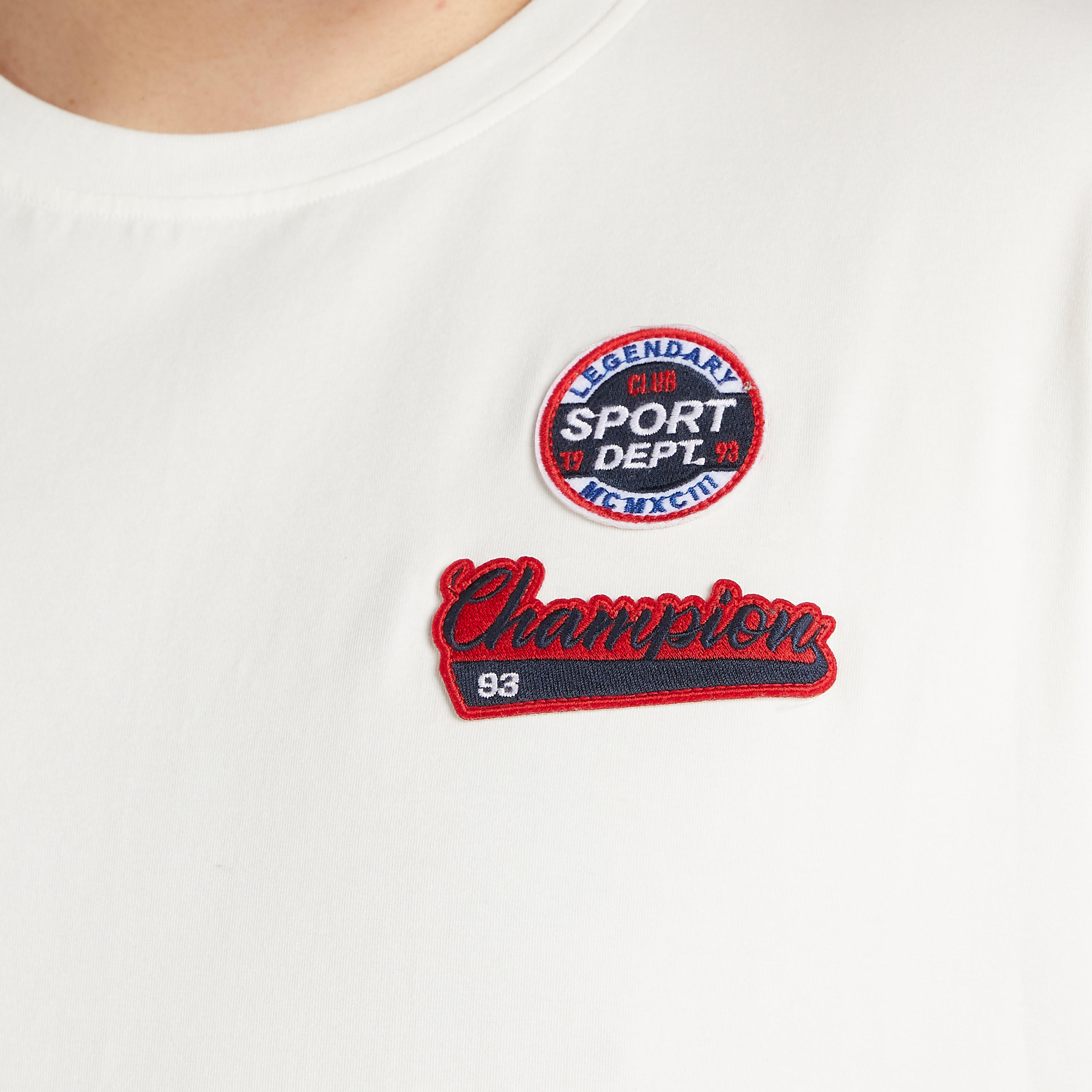تيشيرت بياقة ضيّقة وأكمام قصيرة وتفاصيل مزخرفة-men-clothing-tshirtsandpolos-tshirts-image-3