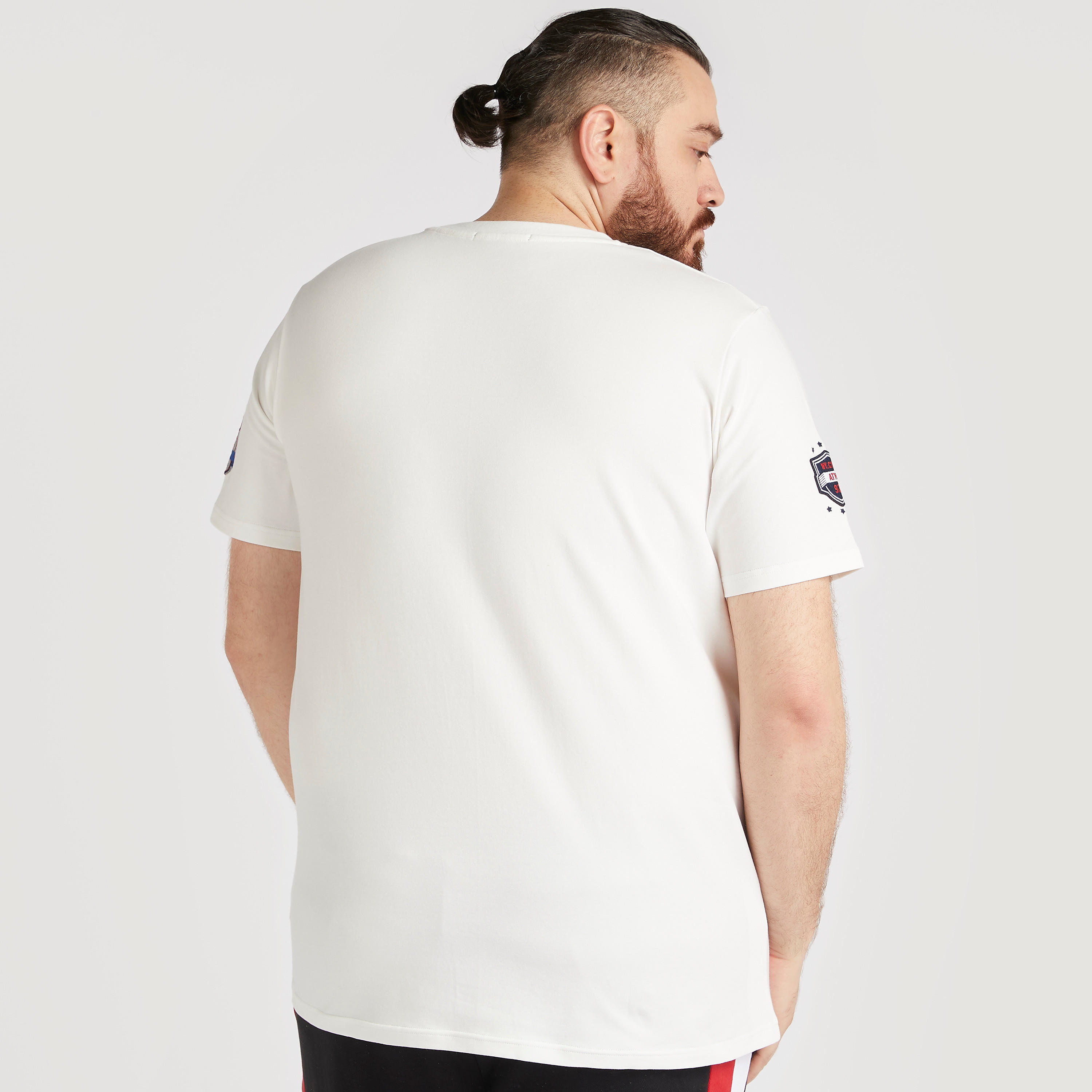 تيشيرت بياقة ضيّقة وأكمام قصيرة وتفاصيل مزخرفة-men-clothing-tshirtsandpolos-tshirts-image-4
