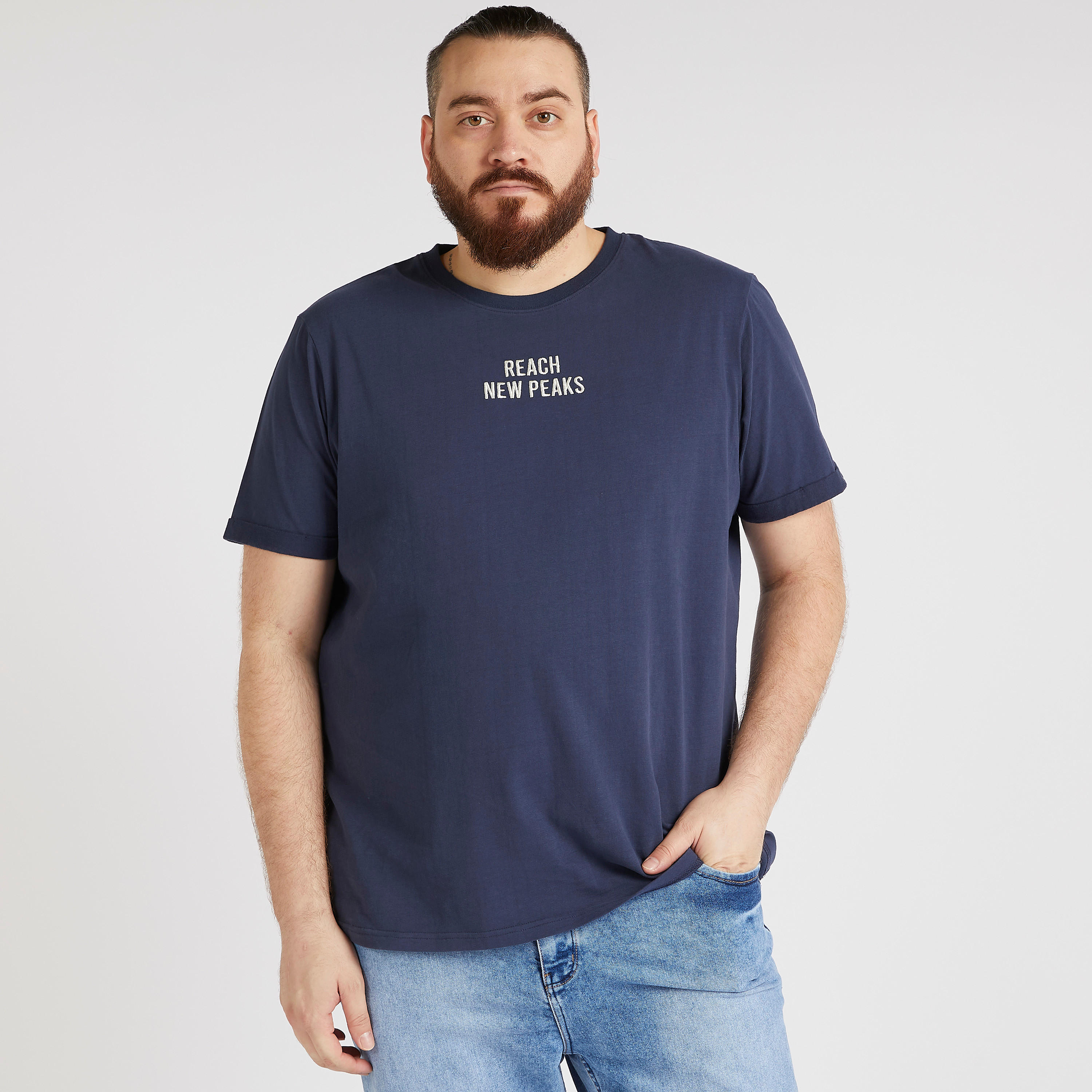 تيشيرت مطرّز بياقة ضيّقة وأكمام قصيرة-men-clothing-tshirtsandpolos-tshirts-image-1