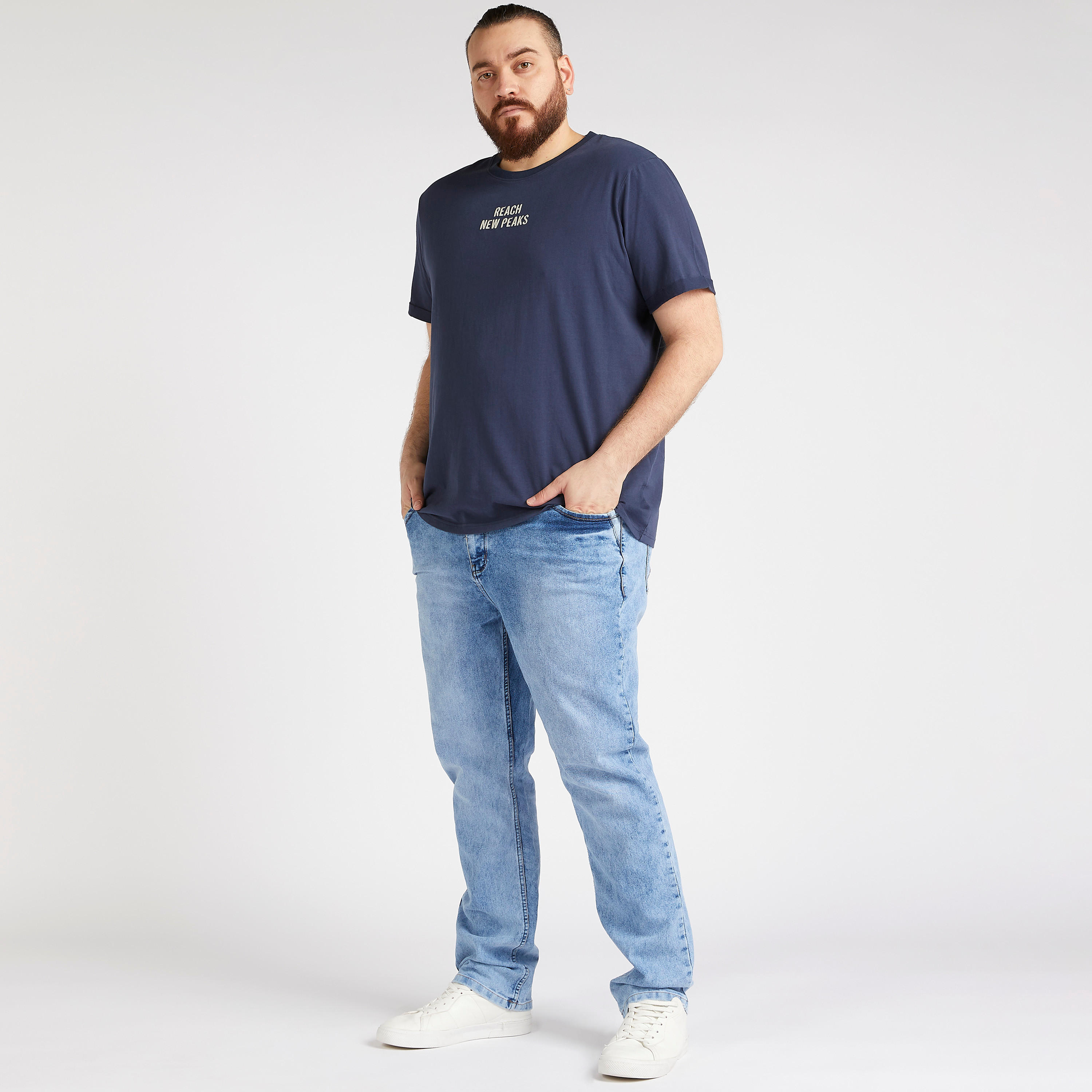 تيشيرت مطرّز بياقة ضيّقة وأكمام قصيرة-men-clothing-tshirtsandpolos-tshirts-image-2