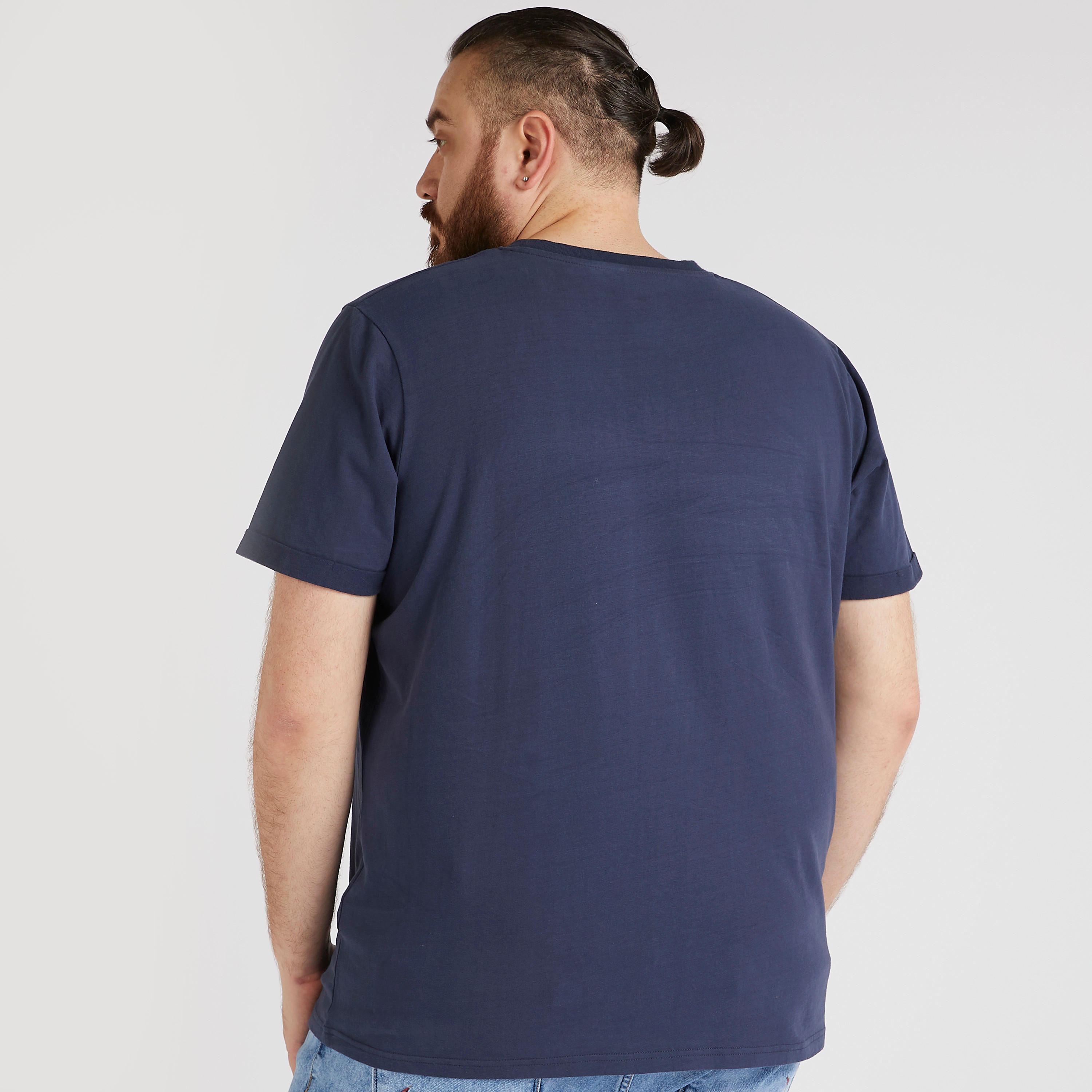 تيشيرت مطرّز بياقة ضيّقة وأكمام قصيرة-men-clothing-tshirtsandpolos-tshirts-image-4