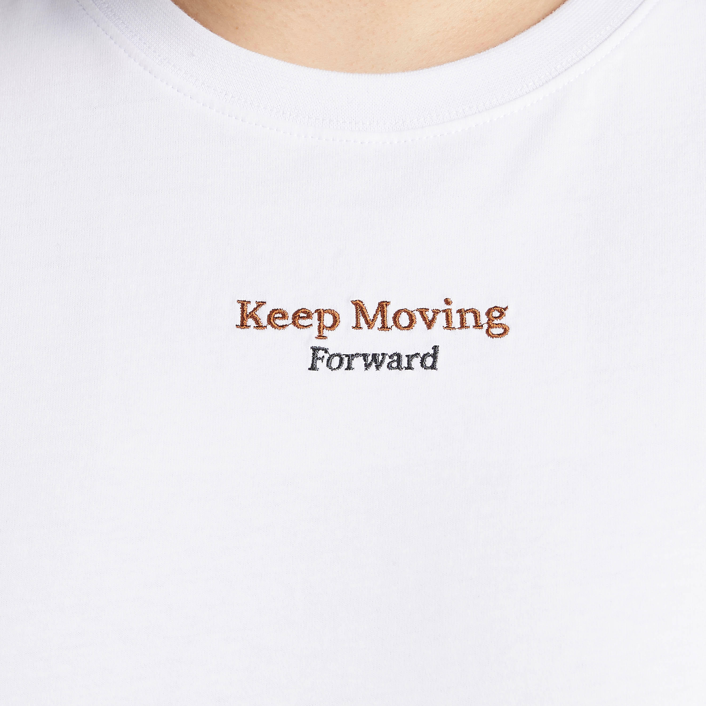 تيشيرت مطرّز بياقة ضيّقة وأكمام قصيرة-men-clothing-tshirtsandpolos-tshirts-image-2
