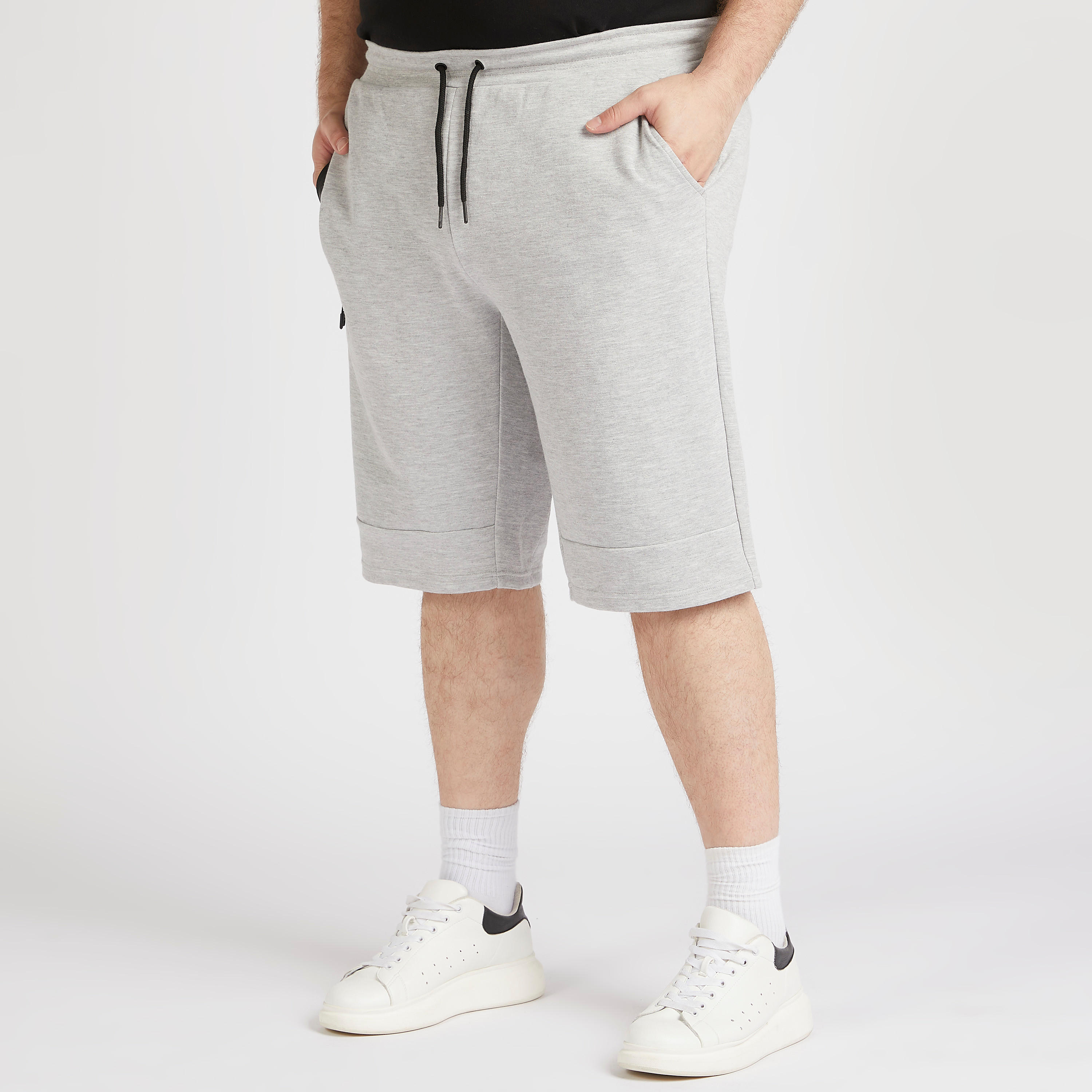 شورت سادة بخصر متوسط الارتفاع وجيوب بسحّاب-men-clothing-bottoms-shorts-image-7