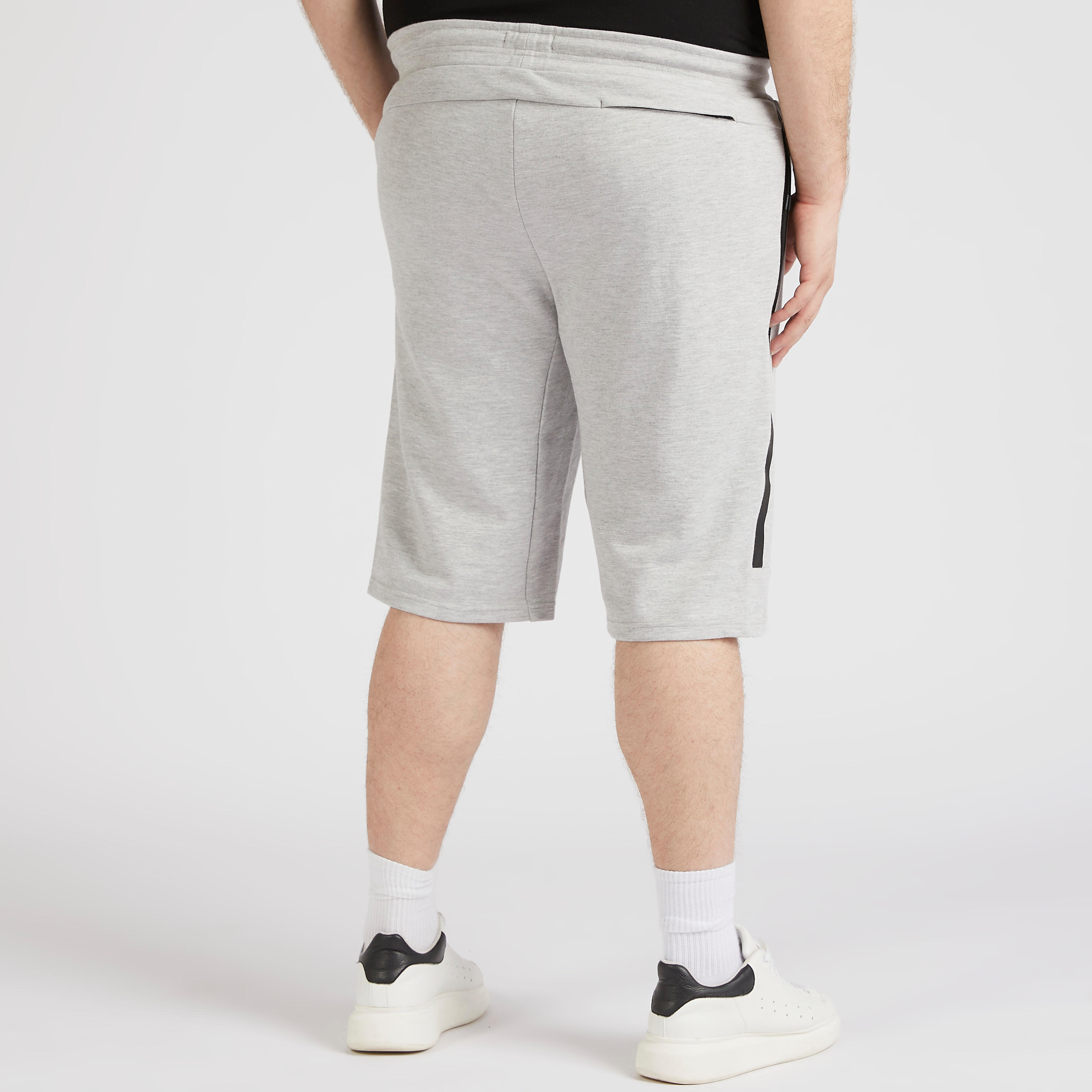 شورت سادة بخصر متوسط الارتفاع وجيوب بسحّاب-men-clothing-bottoms-shorts-image-4