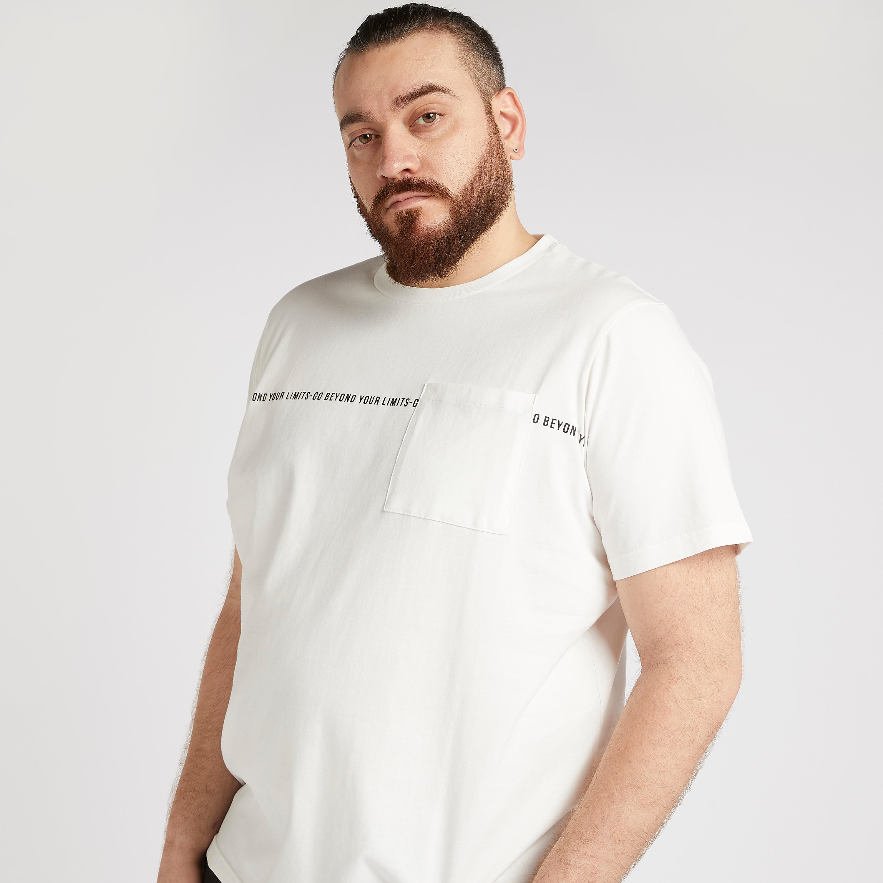 تيشيرت بياقة ضيّقة وطبعات-men-clothing-tshirtsandpolos-tshirts-image-1