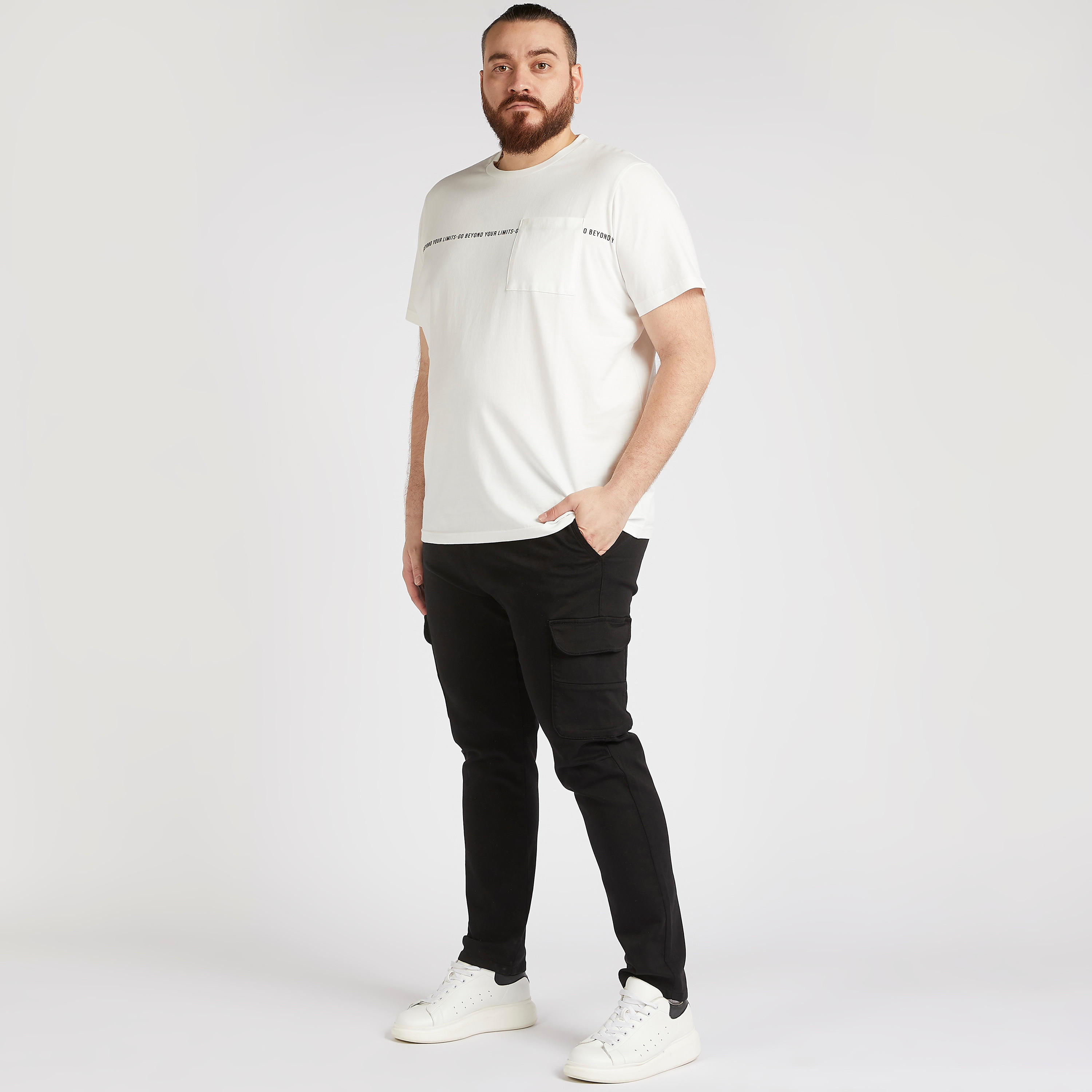 تيشيرت بياقة ضيّقة وطبعات-men-clothing-tshirtsandpolos-tshirts-image-2