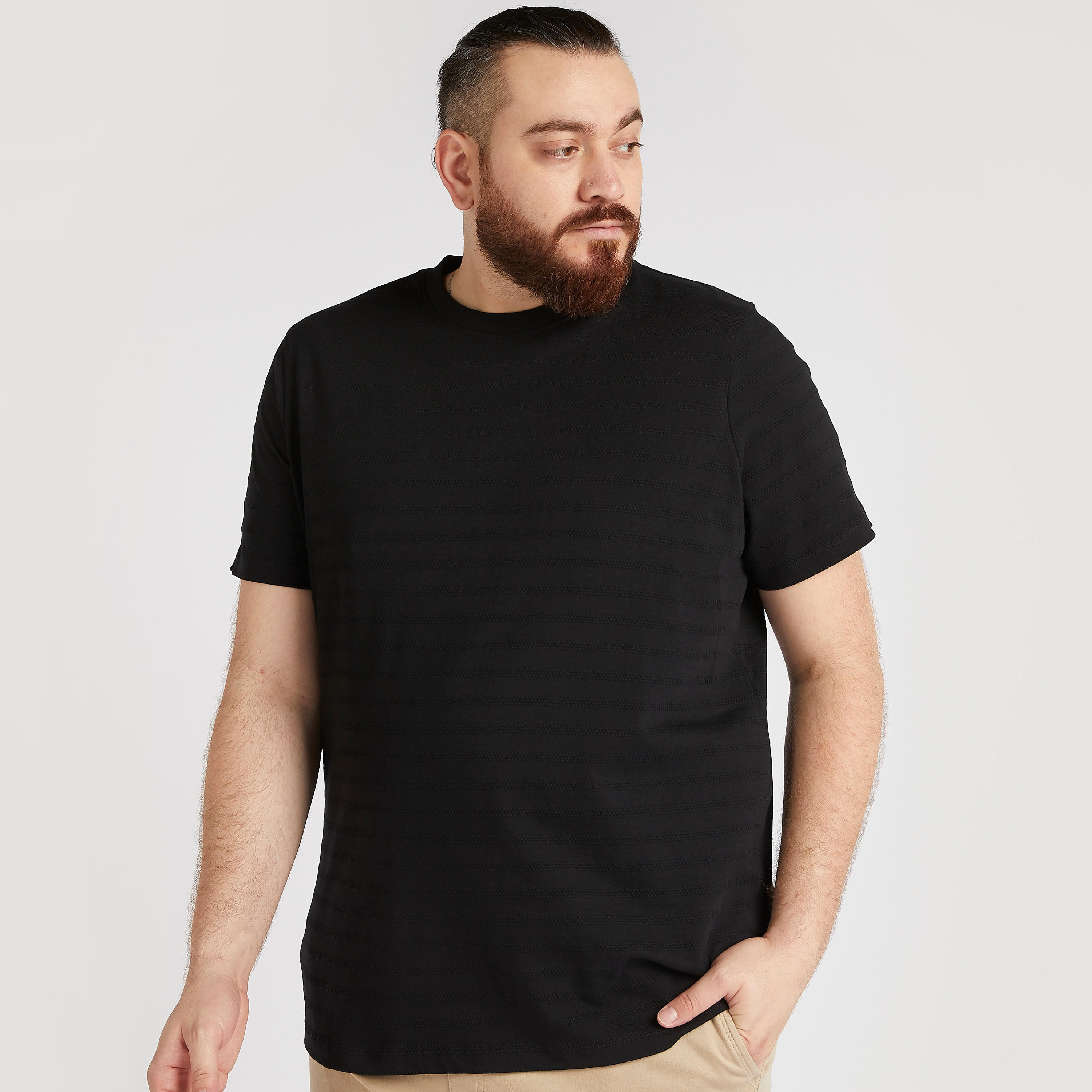 تيشيرت بارز الملمس بياقة ضيّقة وأكمام قصيرة-men-clothing-tshirtsandpolos-tshirts-image-1