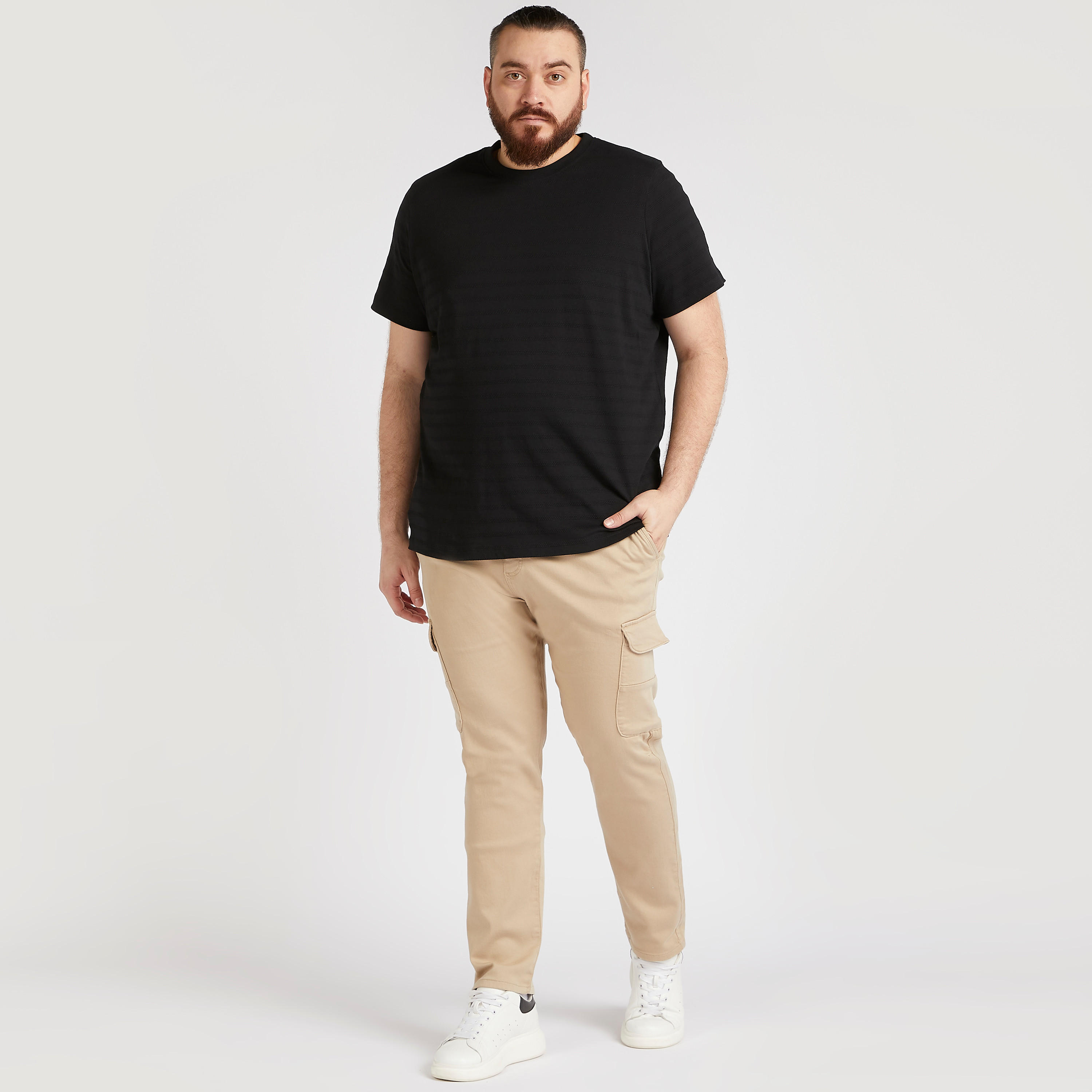 تيشيرت بارز الملمس بياقة ضيّقة وأكمام قصيرة-men-clothing-tshirtsandpolos-tshirts-image-2