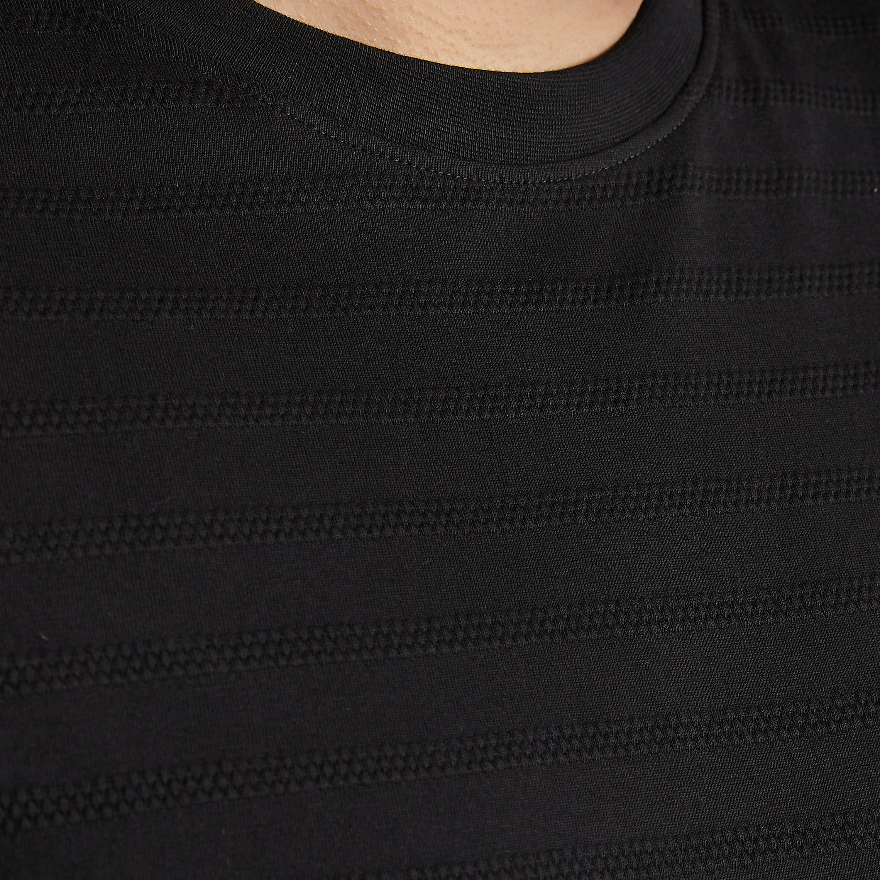 تيشيرت بارز الملمس بياقة ضيّقة وأكمام قصيرة-men-clothing-tshirtsandpolos-tshirts-image-3