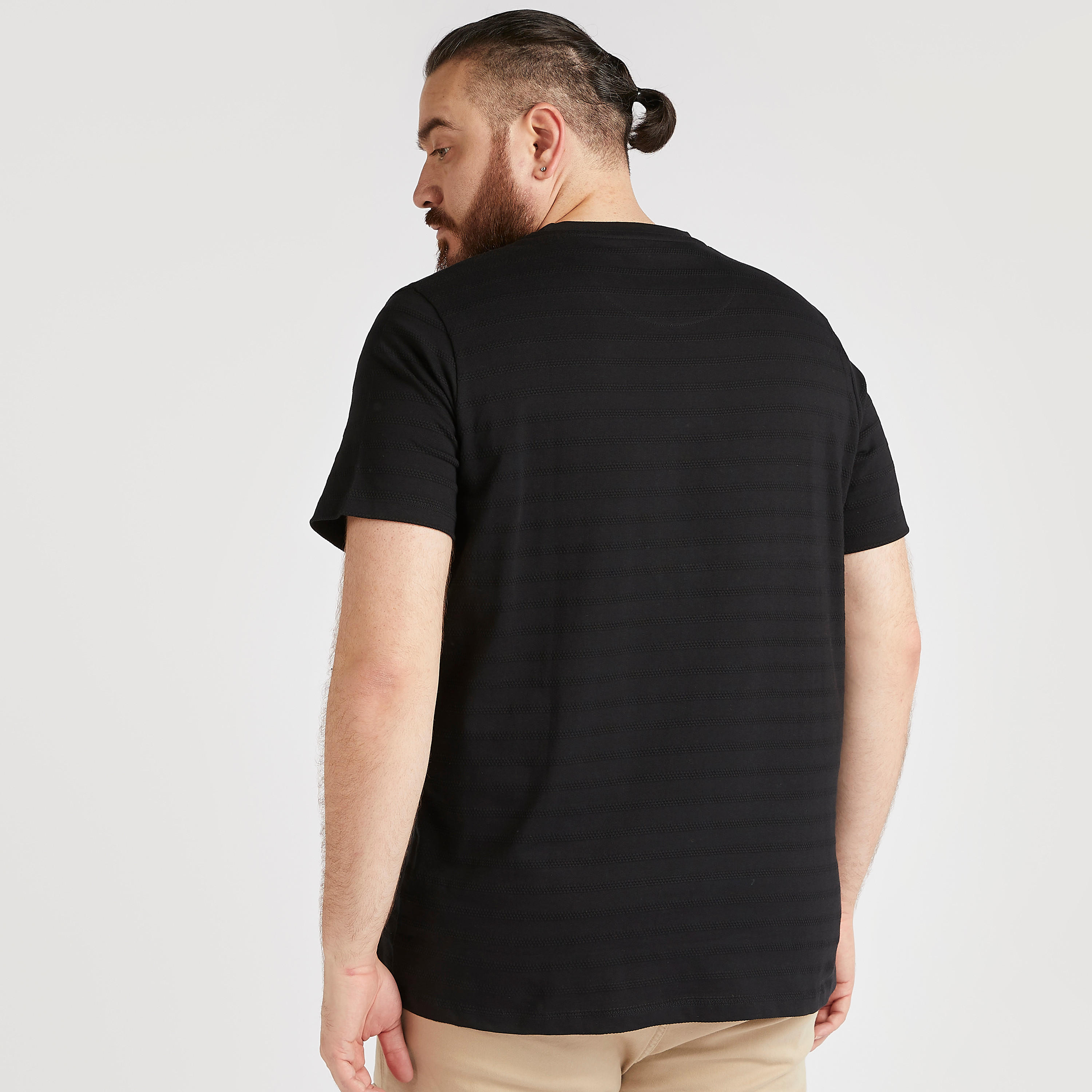 تيشيرت بارز الملمس بياقة ضيّقة وأكمام قصيرة-men-clothing-tshirtsandpolos-tshirts-image-4