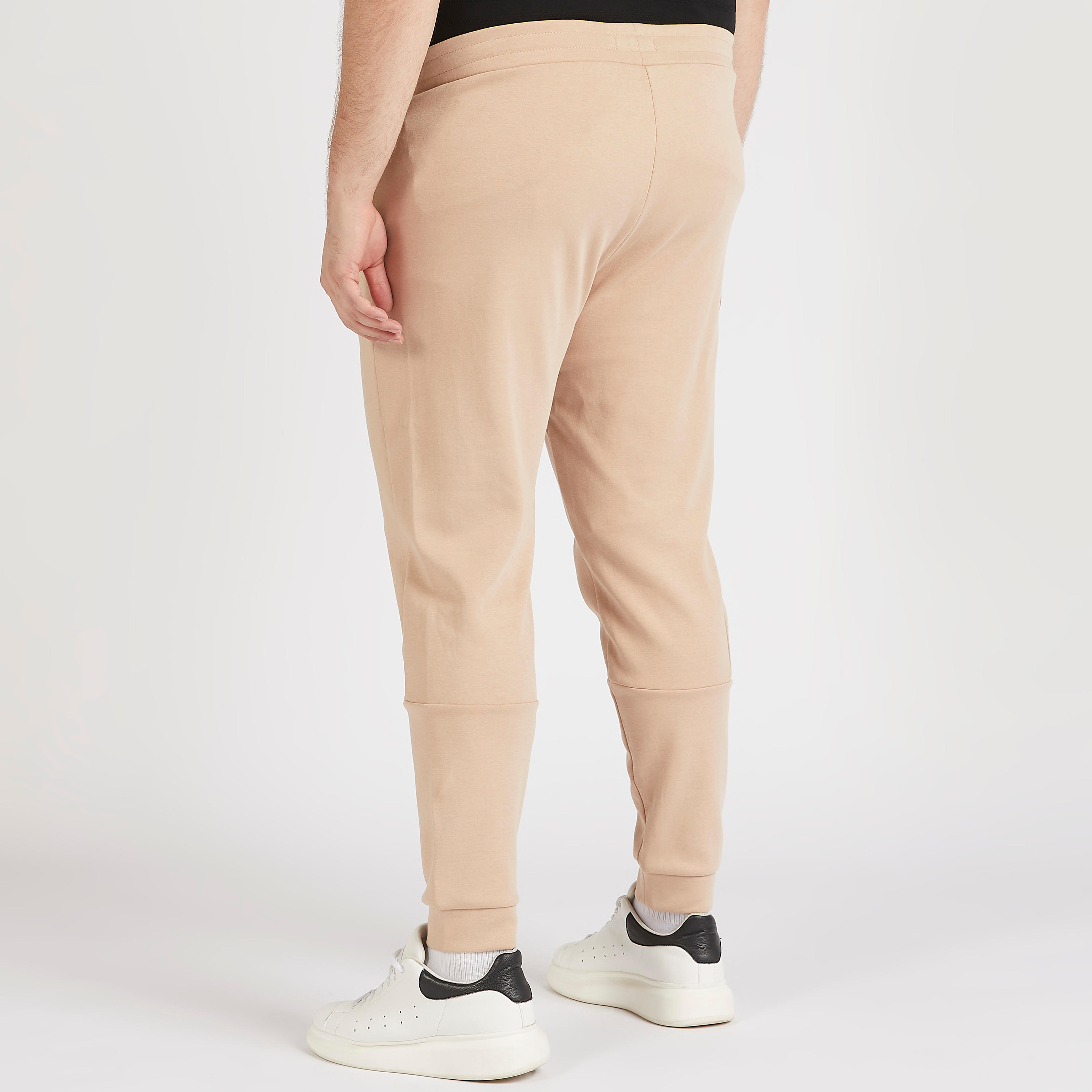 بنطلون رياضي سادة بخصر متوسّط الارتفاع ورباط إغلاق وجيوب-men-clothing-bottoms-joggers-image-3
