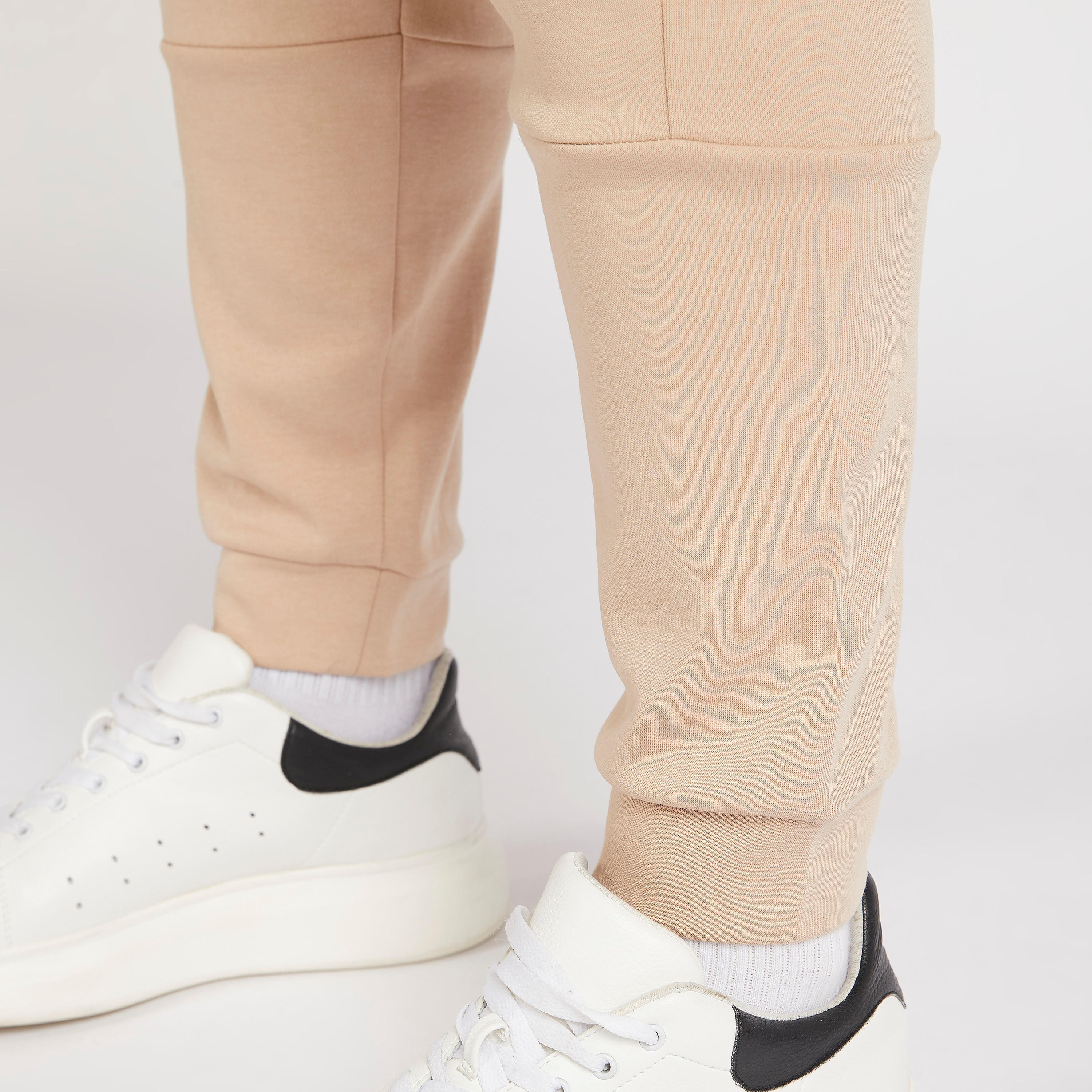 بنطلون رياضي سادة بخصر متوسّط الارتفاع ورباط إغلاق وجيوب-men-clothing-bottoms-joggers-image-1