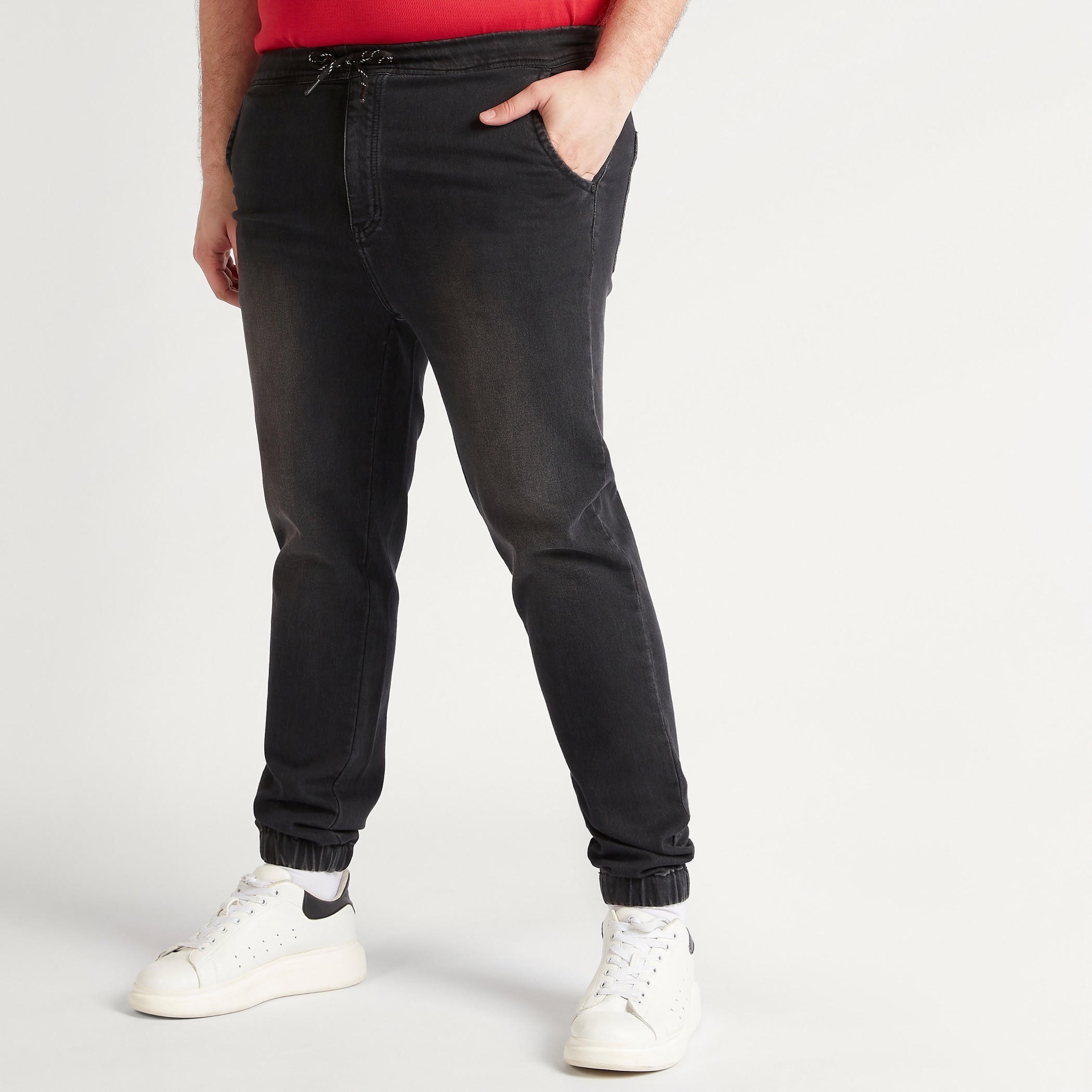 بنطلون رياضي دنيم سادة بخصر متوسّط الارتفاع وزر إغلاق وجيوب-men-clothing-bottoms-joggers-image-4