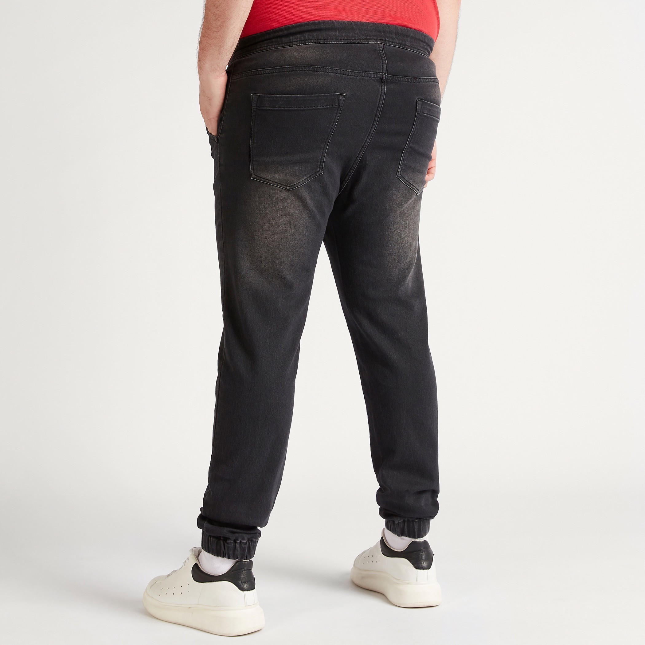 بنطلون رياضي دنيم سادة بخصر متوسّط الارتفاع وزر إغلاق وجيوب-men-clothing-bottoms-joggers-image-1
