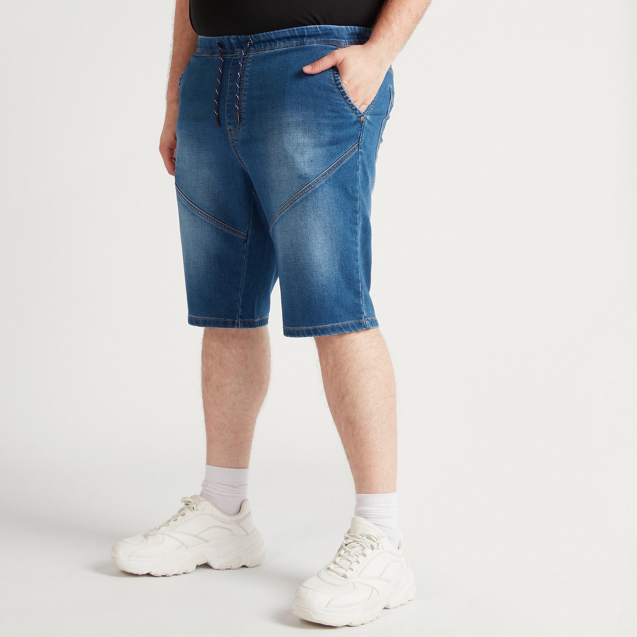 شورت دنيم سادة بخصر متوسط الارتفاع وزر إغلاق وجيوب-men-clothing-bottoms-shorts-image-4